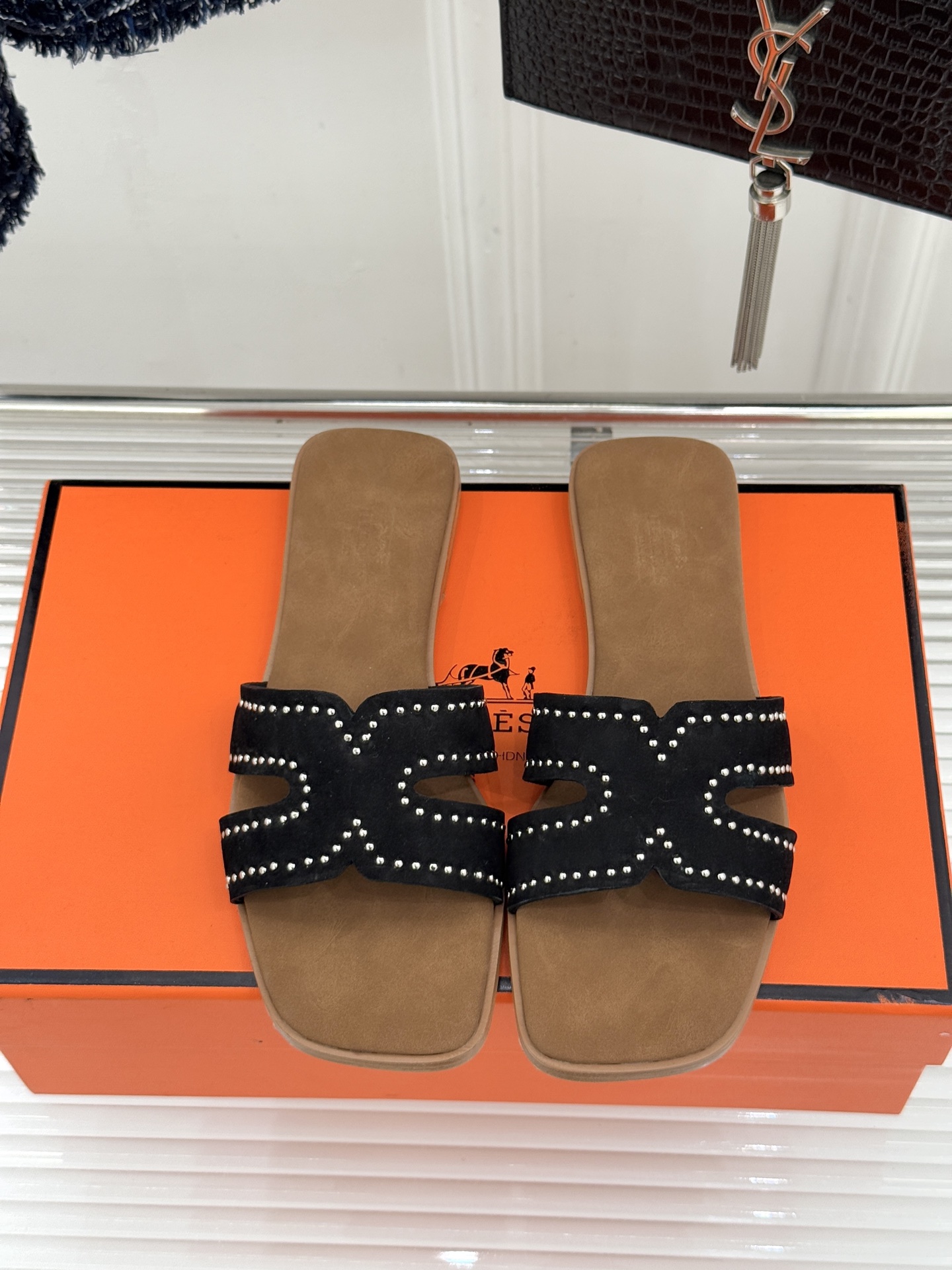 Hermès/爱马仕万年经典平底H拖鞋将简约美学与极致工艺完美融合。平底款式 回归舒适本真 贴合足底曲线