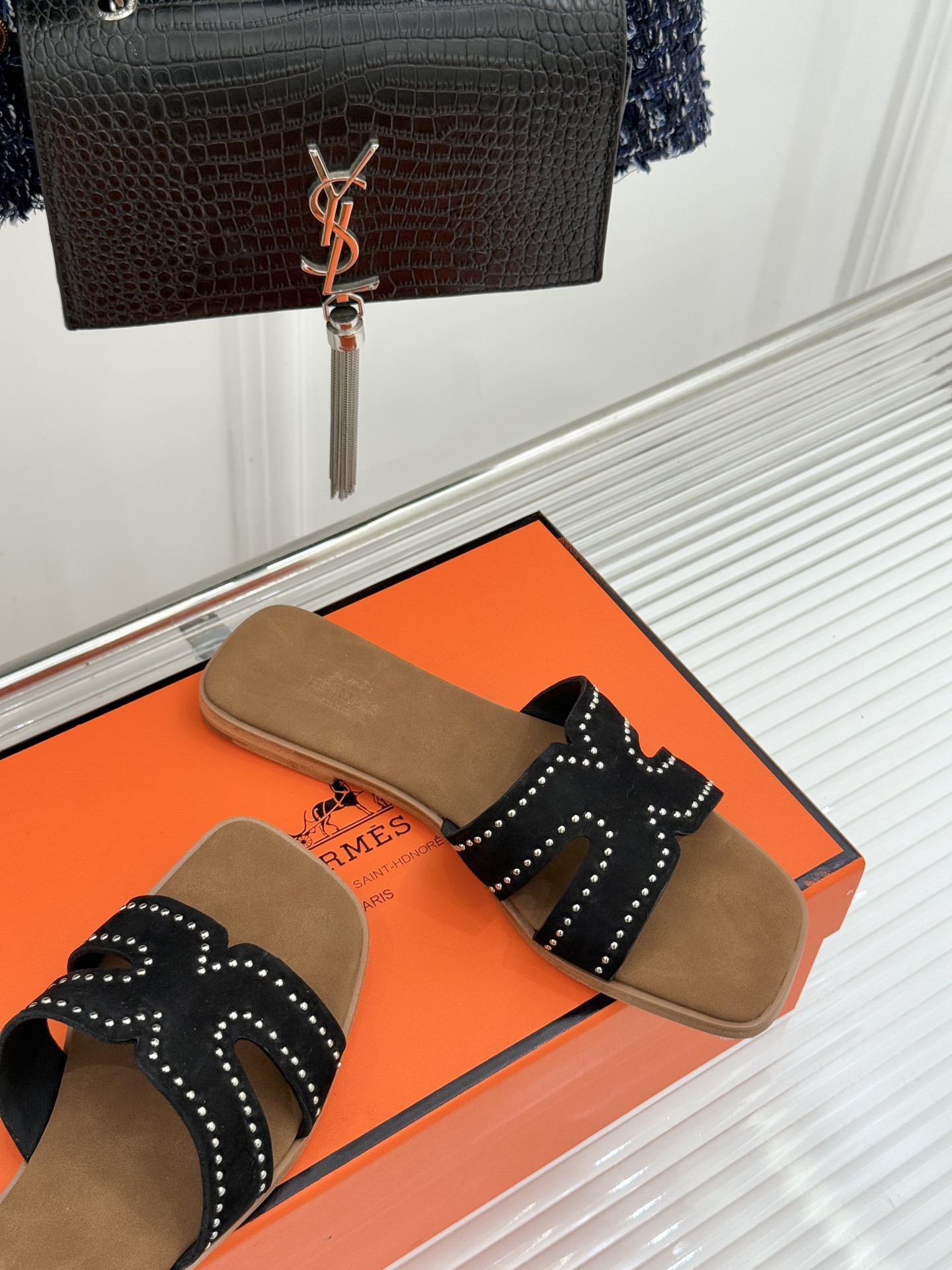 Hermès/爱马仕万年经典平底H拖鞋将简约美学与极致工艺完美融合。平底款式 回归舒适本真 贴合足底曲线