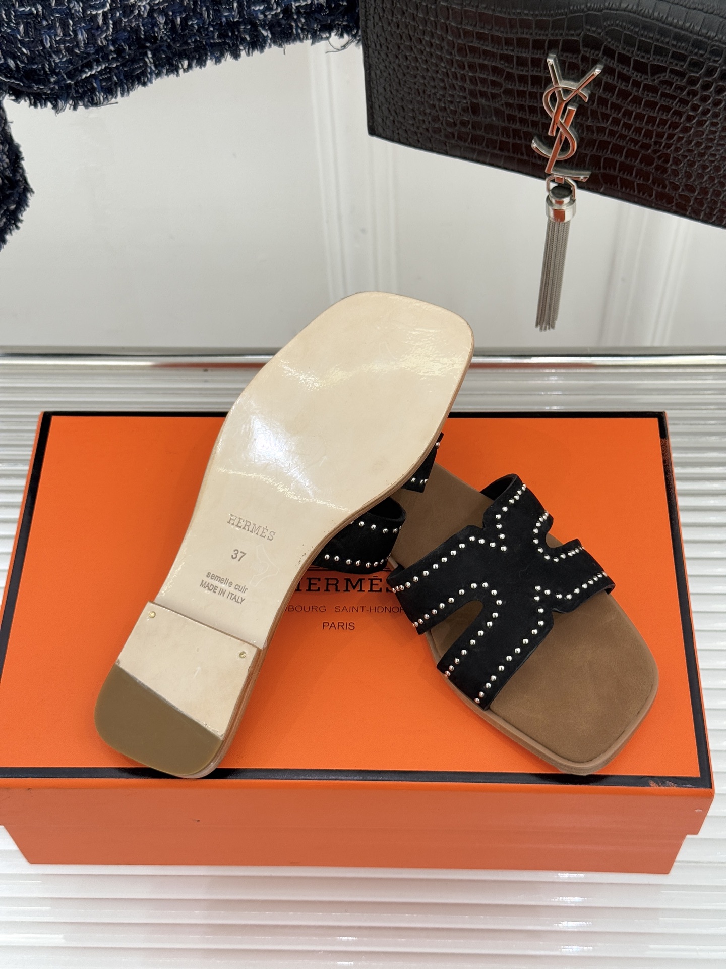 Hermès/爱马仕万年经典平底H拖鞋将简约美学与极致工艺完美融合。平底款式 回归舒适本真 贴合足底曲线