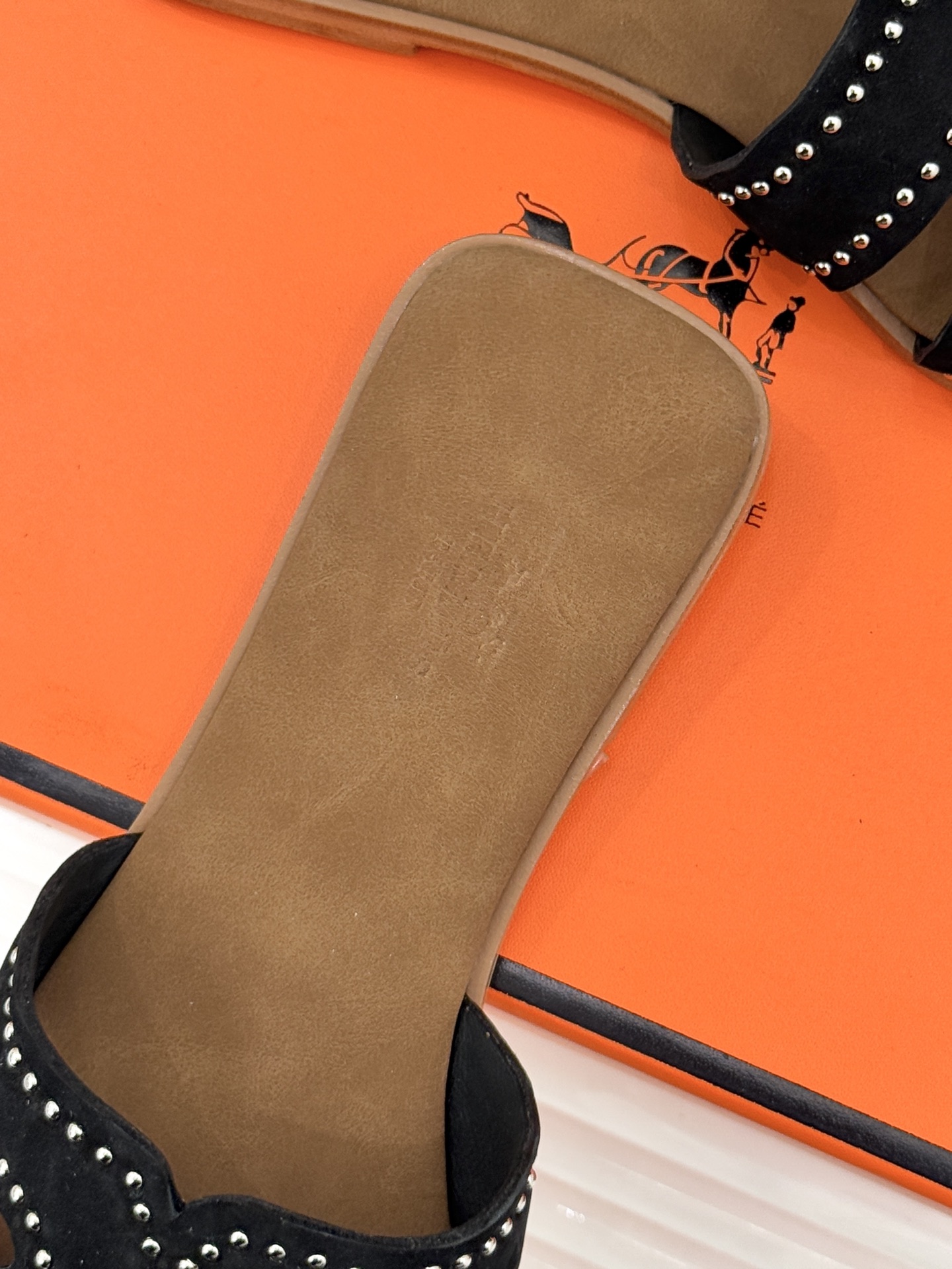 Hermès/爱马仕万年经典平底H拖鞋将简约美学与极致工艺完美融合。平底款式 回归舒适本真 贴合足底曲线