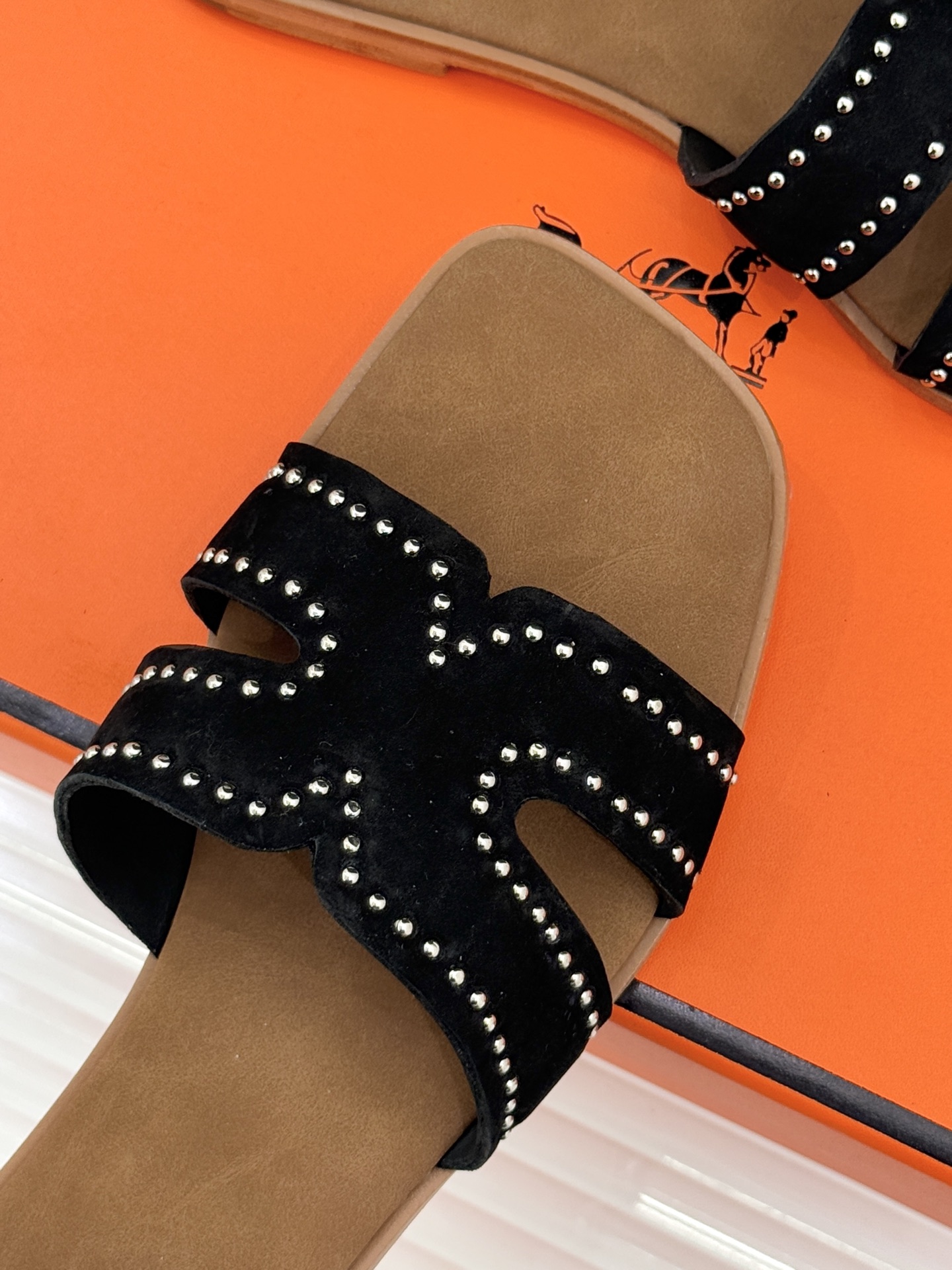 Hermès/爱马仕万年经典平底H拖鞋将简约美学与极致工艺完美融合。平底款式 回归舒适本真 贴合足底曲线