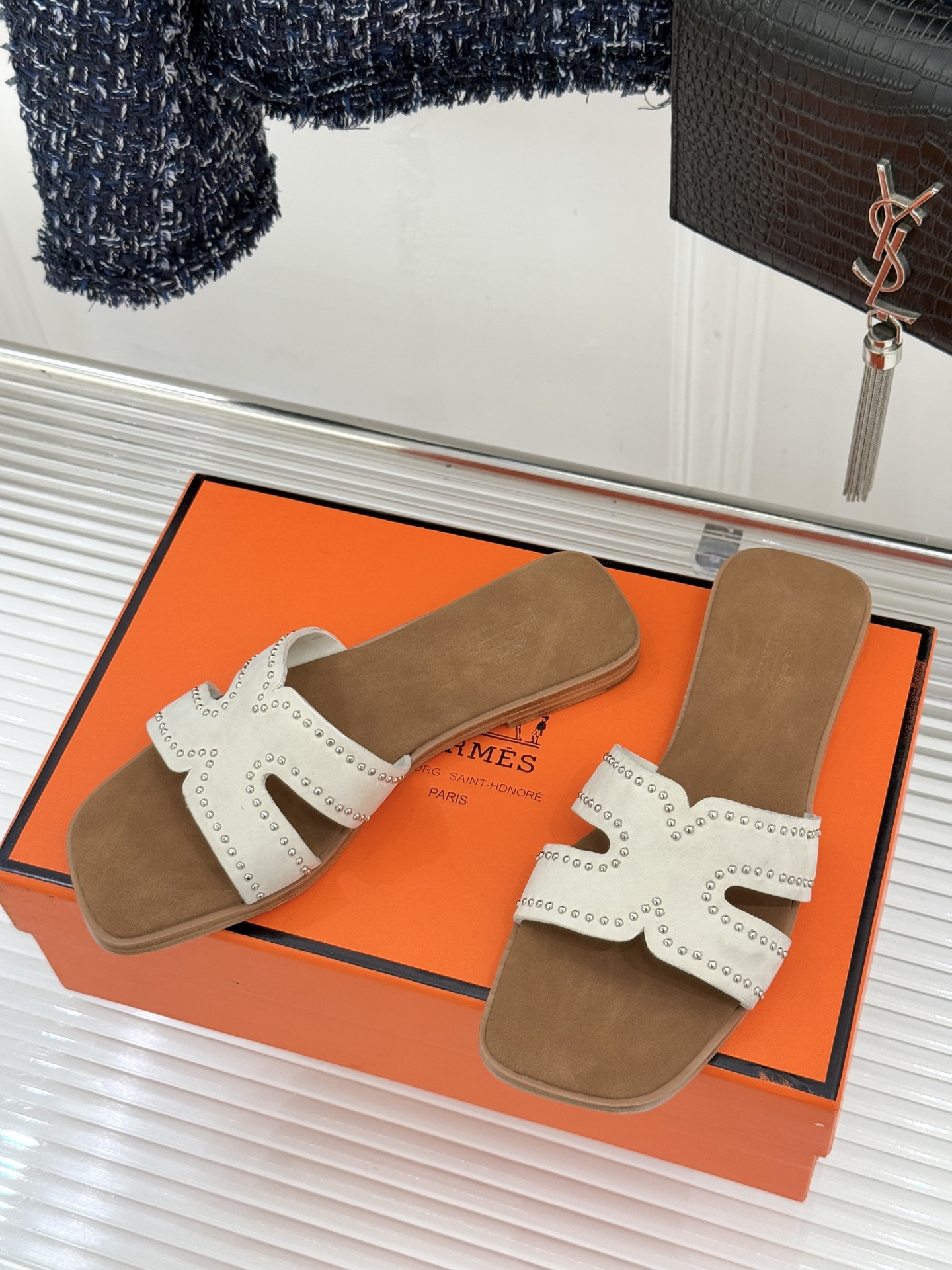 Hermès/爱马仕万年经典平底H拖鞋将简约美学与极致工艺完美融合。平底款式 回归舒适本真 贴合足底曲线