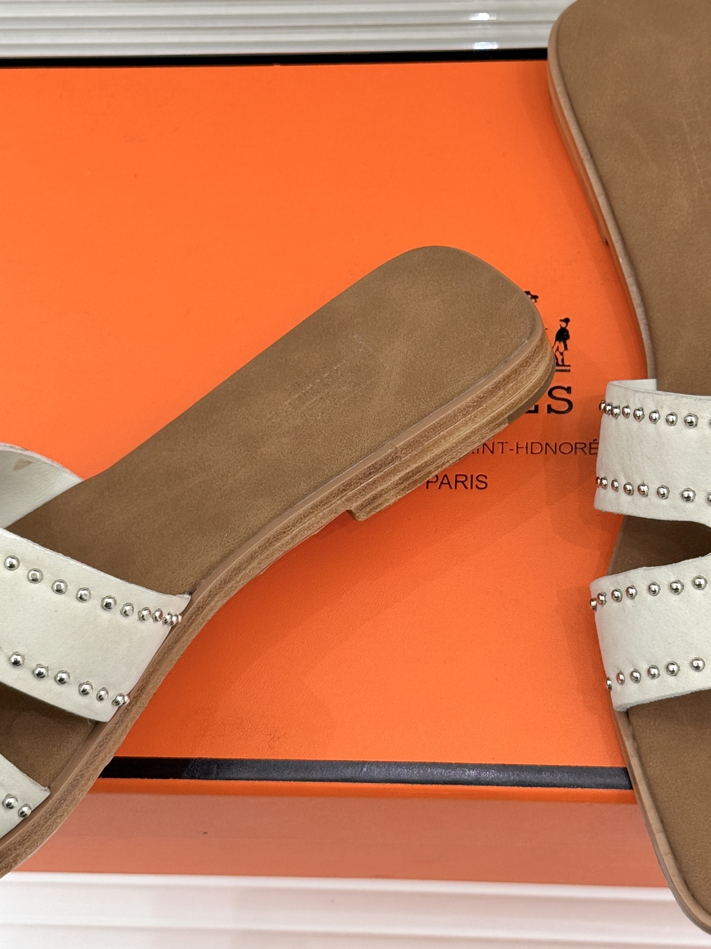 Hermès/爱马仕万年经典平底H拖鞋将简约美学与极致工艺完美融合。平底款式 回归舒适本真 贴合足底曲线