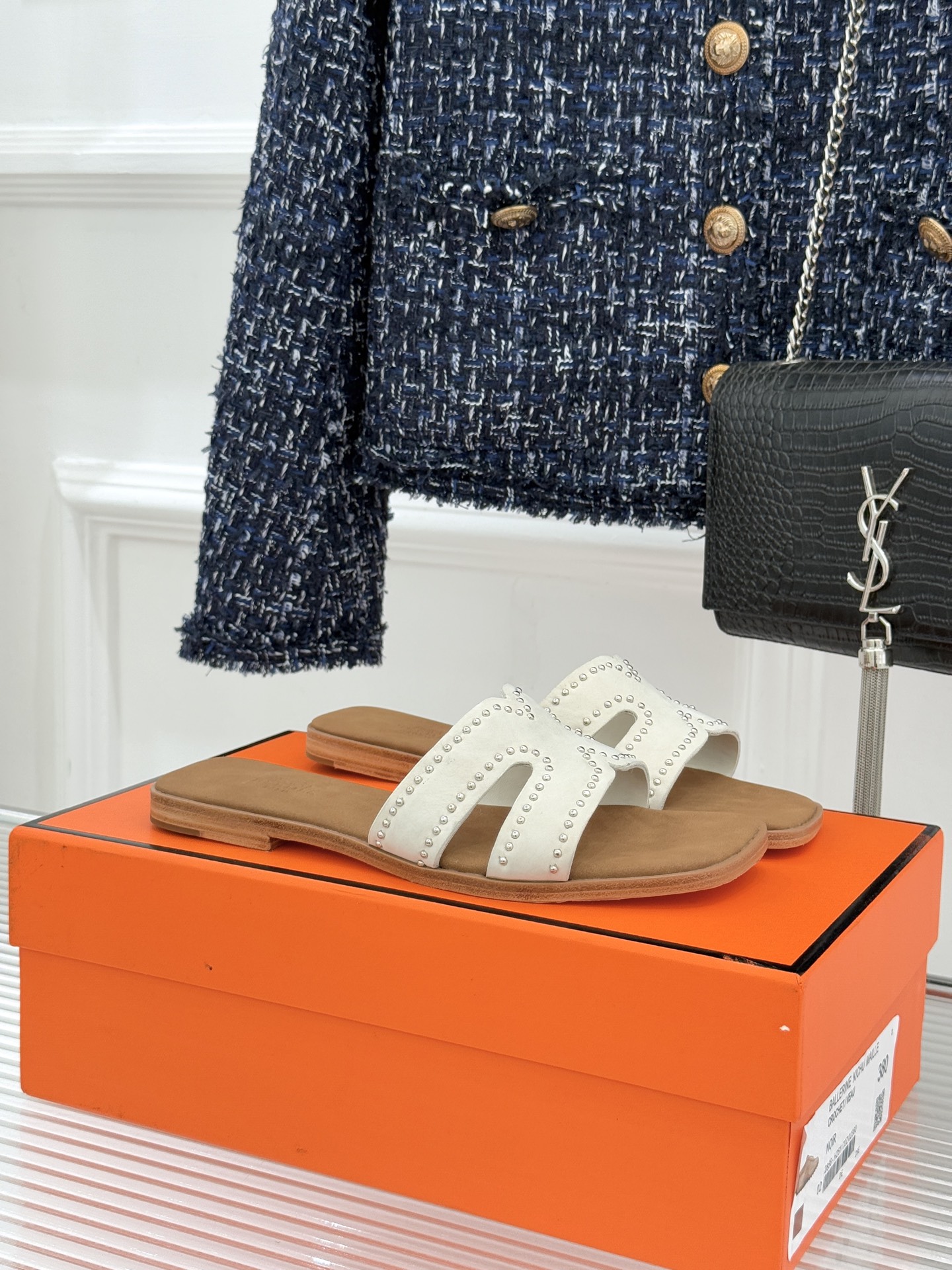 Hermès/爱马仕万年经典平底H拖鞋将简约美学与极致工艺完美融合。平底款式 回归舒适本真 贴合足底曲线