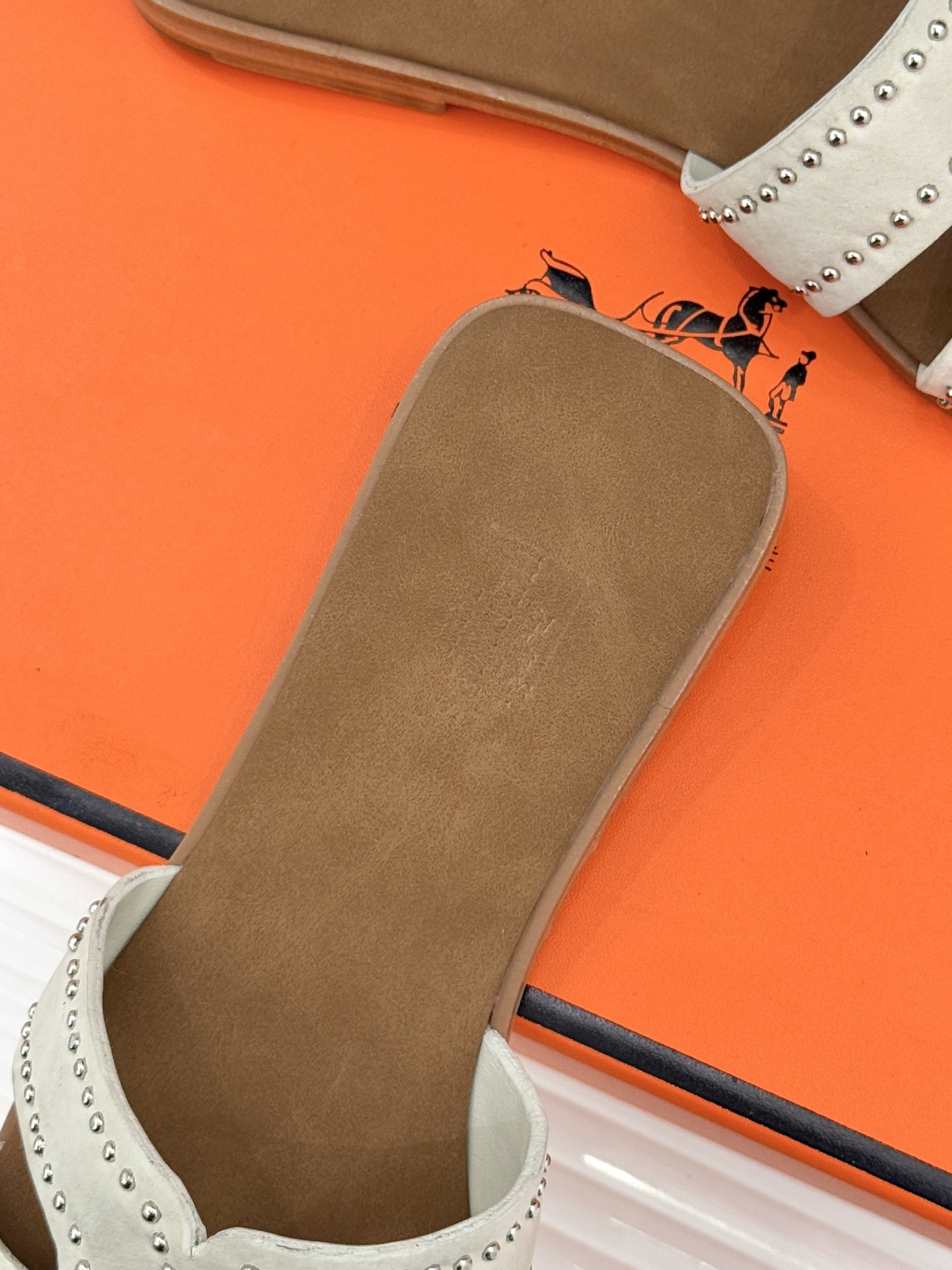 Hermès/爱马仕万年经典平底H拖鞋将简约美学与极致工艺完美融合。平底款式 回归舒适本真 贴合足底曲线