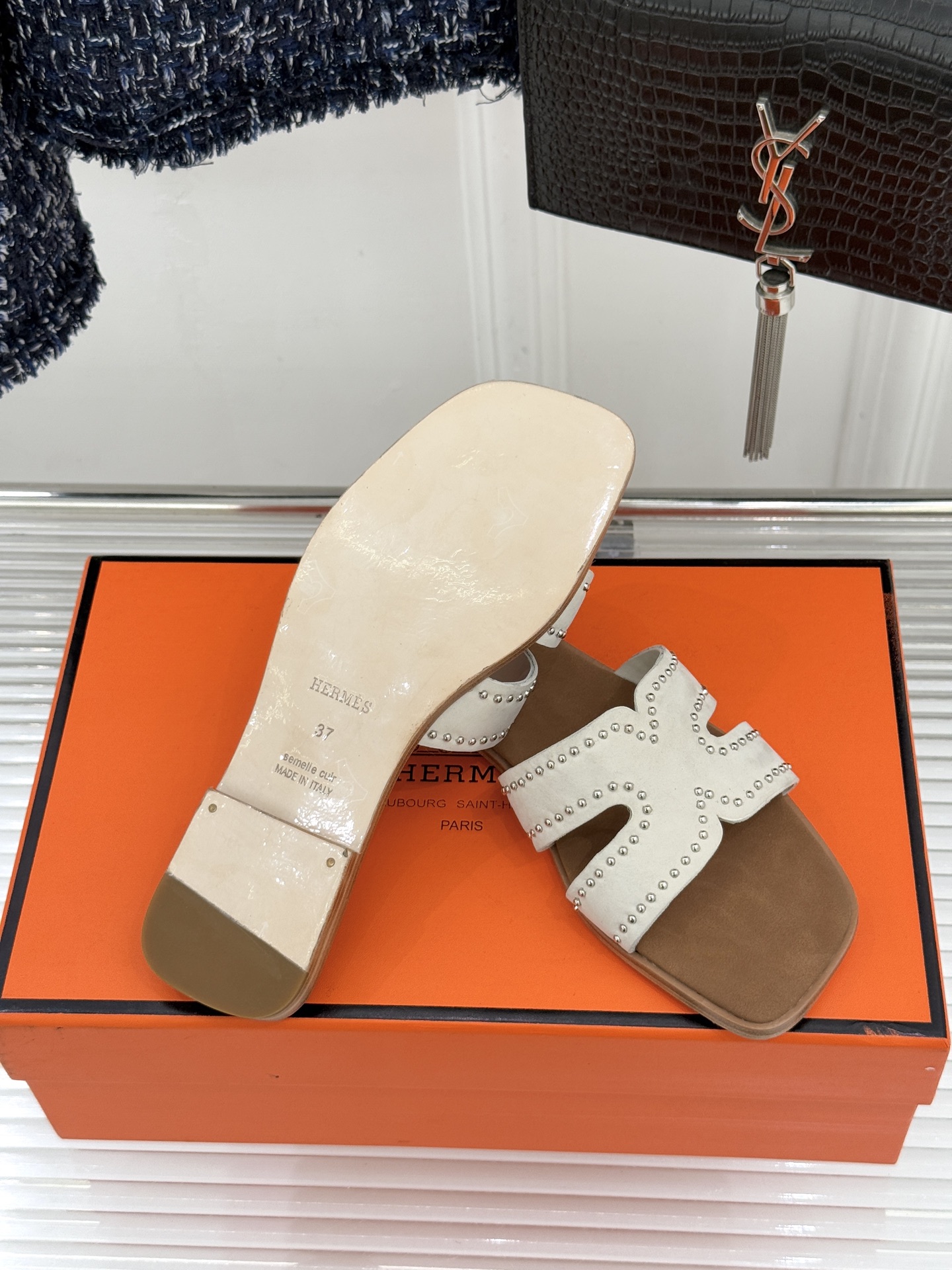 Hermès/爱马仕万年经典平底H拖鞋将简约美学与极致工艺完美融合。平底款式 回归舒适本真 贴合足底曲线