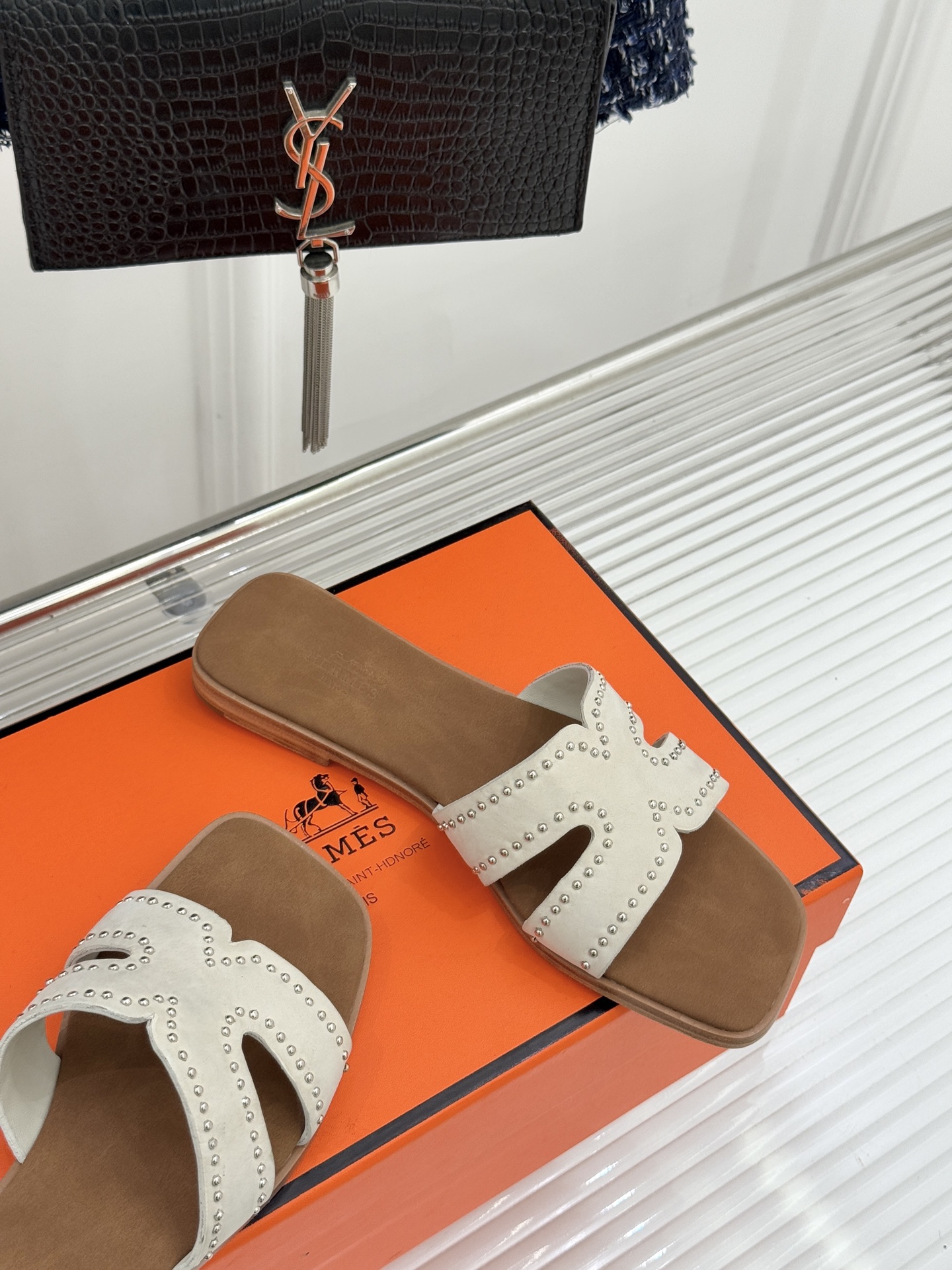 Hermès/爱马仕万年经典平底H拖鞋将简约美学与极致工艺完美融合。平底款式 回归舒适本真 贴合足底曲线