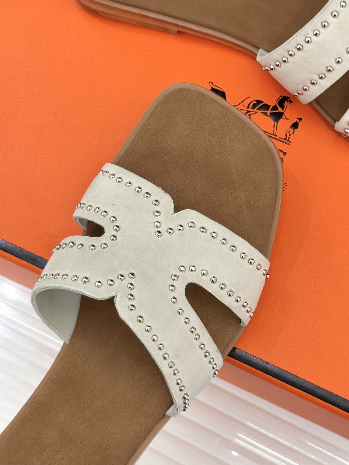 Hermès/爱马仕万年经典平底H拖鞋将简约美学与极致工艺完美融合。平底款式 回归舒适本真 贴合足底曲线