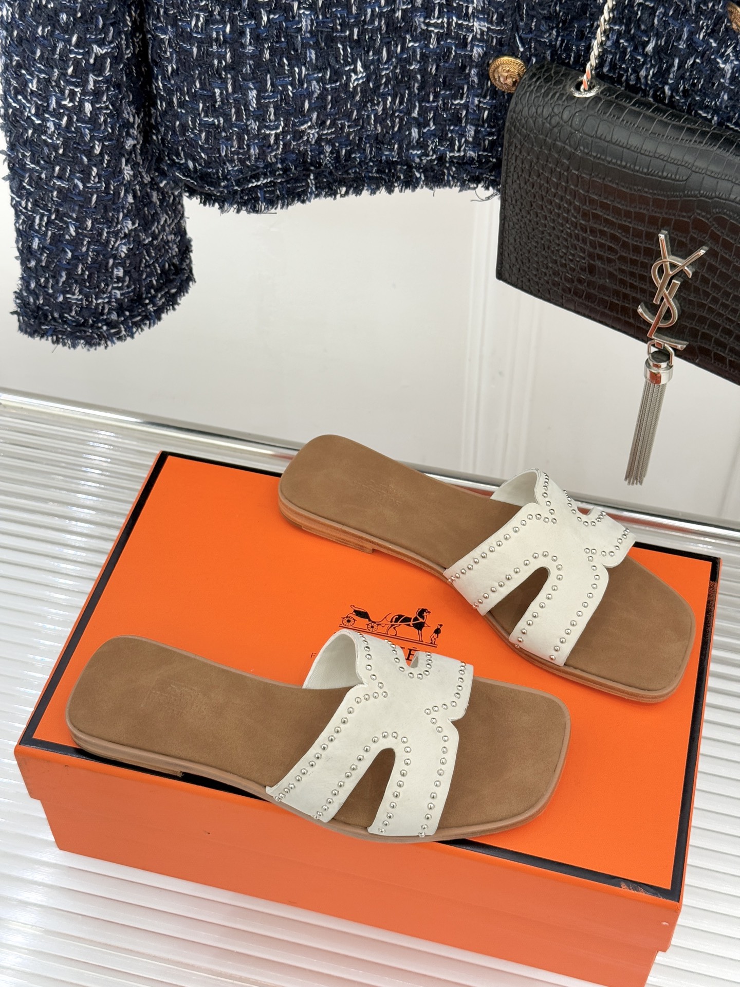 Hermès/爱马仕万年经典平底H拖鞋将简约美学与极致工艺完美融合。平底款式 回归舒适本真 贴合足底曲线