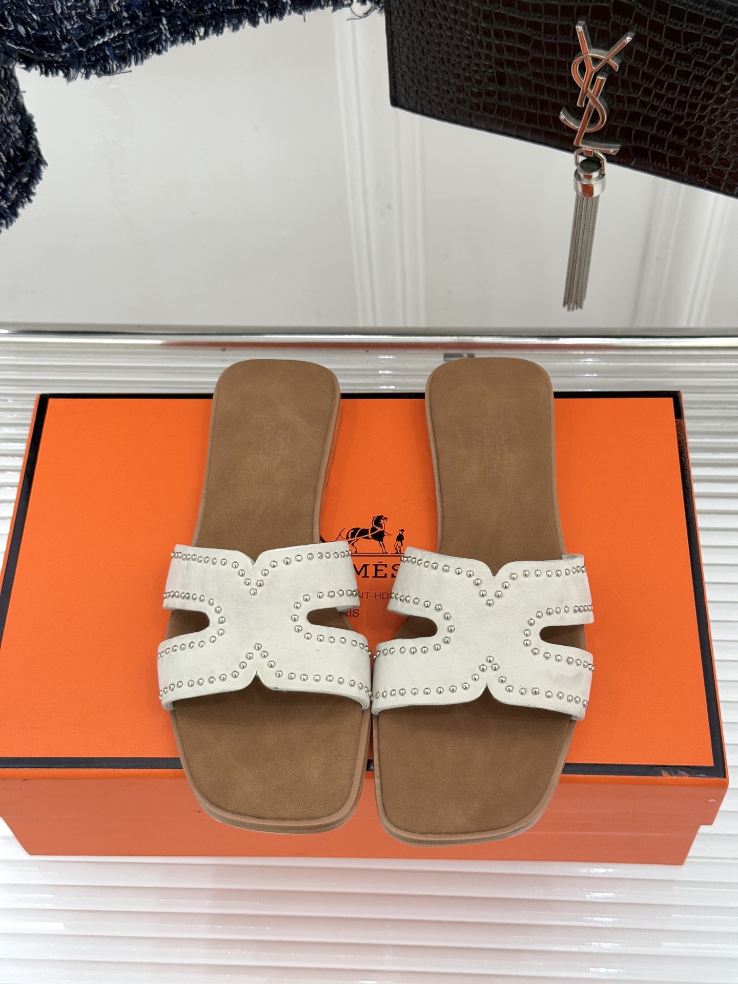 Hermès/爱马仕万年经典平底H拖鞋将简约美学与极致工艺完美融合。平底款式 回归舒适本真 贴合足底曲线