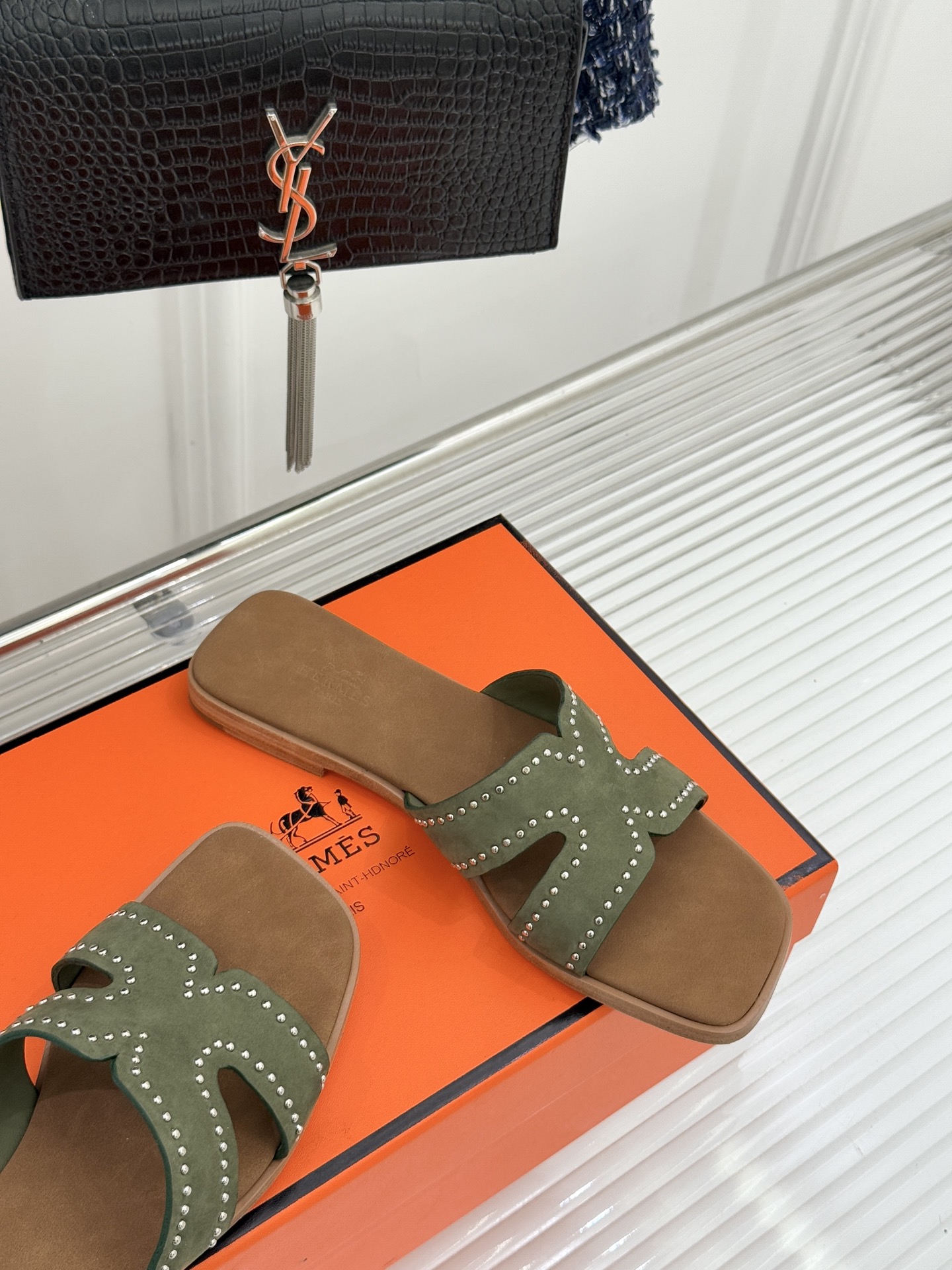 Hermès/爱马仕万年经典平底H拖鞋将简约美学与极致工艺完美融合。平底款式 回归舒适本真 贴合足底曲线