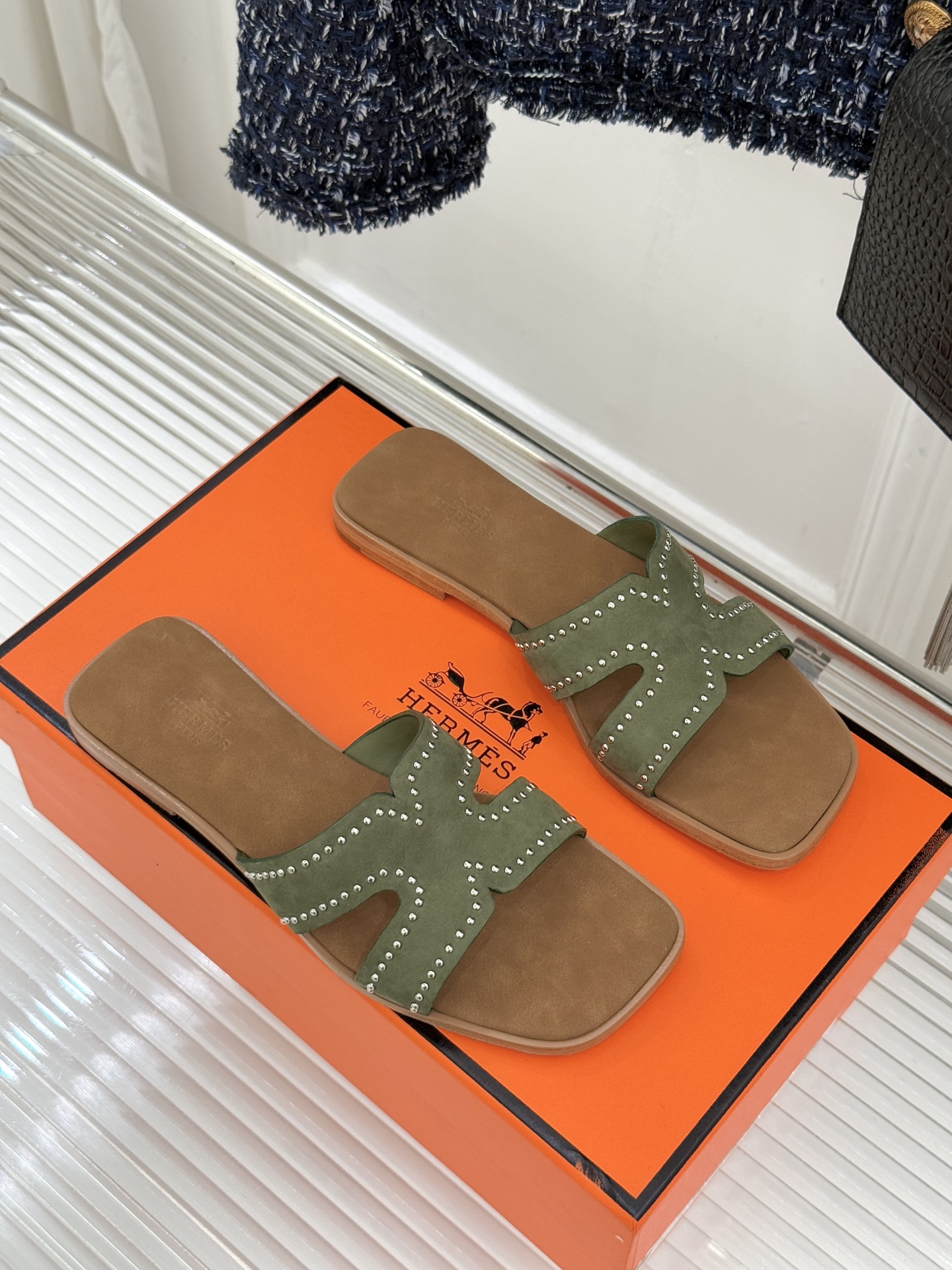 Hermès/爱马仕万年经典平底H拖鞋将简约美学与极致工艺完美融合。平底款式 回归舒适本真 贴合足底曲线