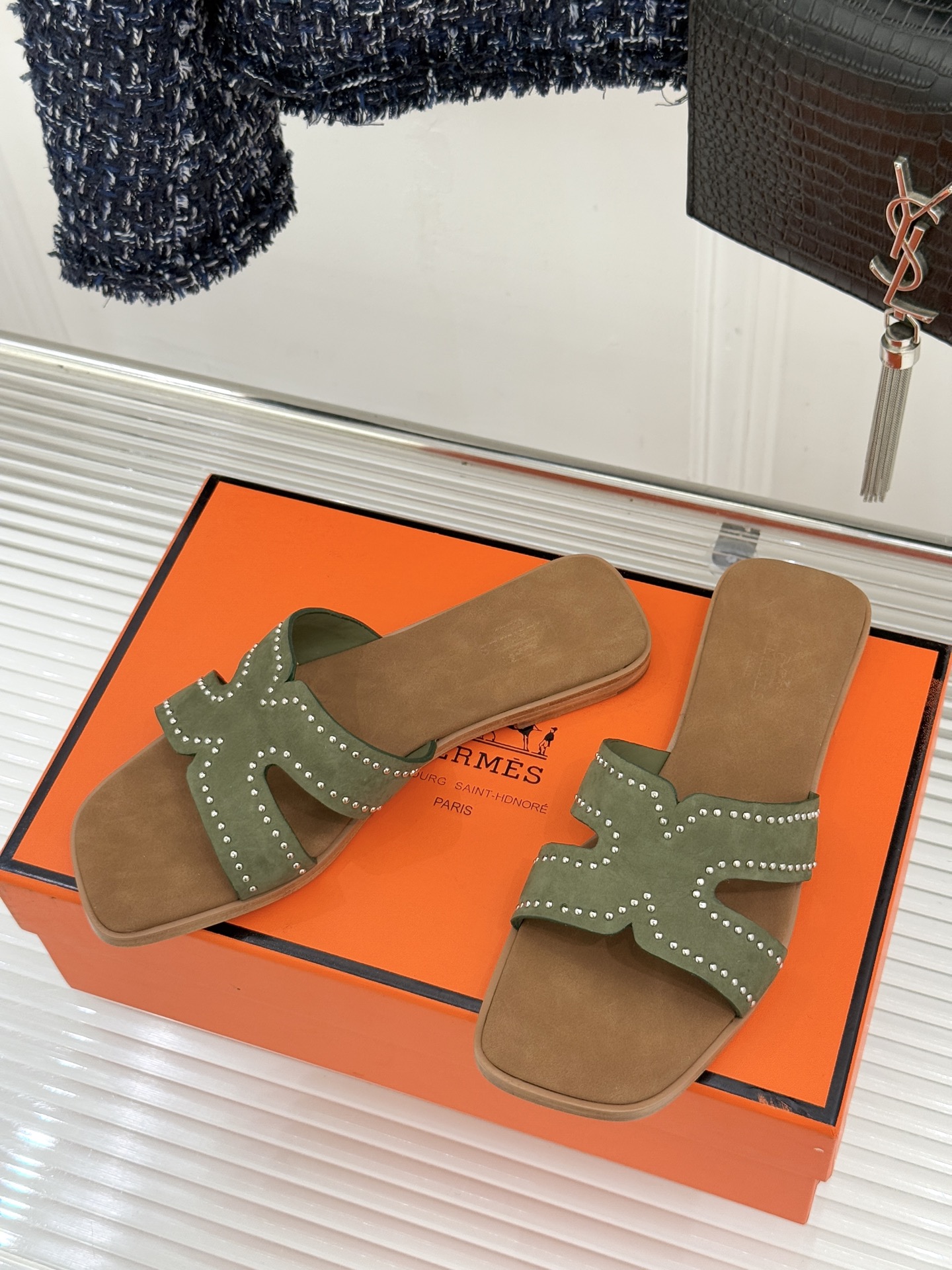 Hermès/爱马仕万年经典平底H拖鞋将简约美学与极致工艺完美融合。平底款式 回归舒适本真 贴合足底曲线