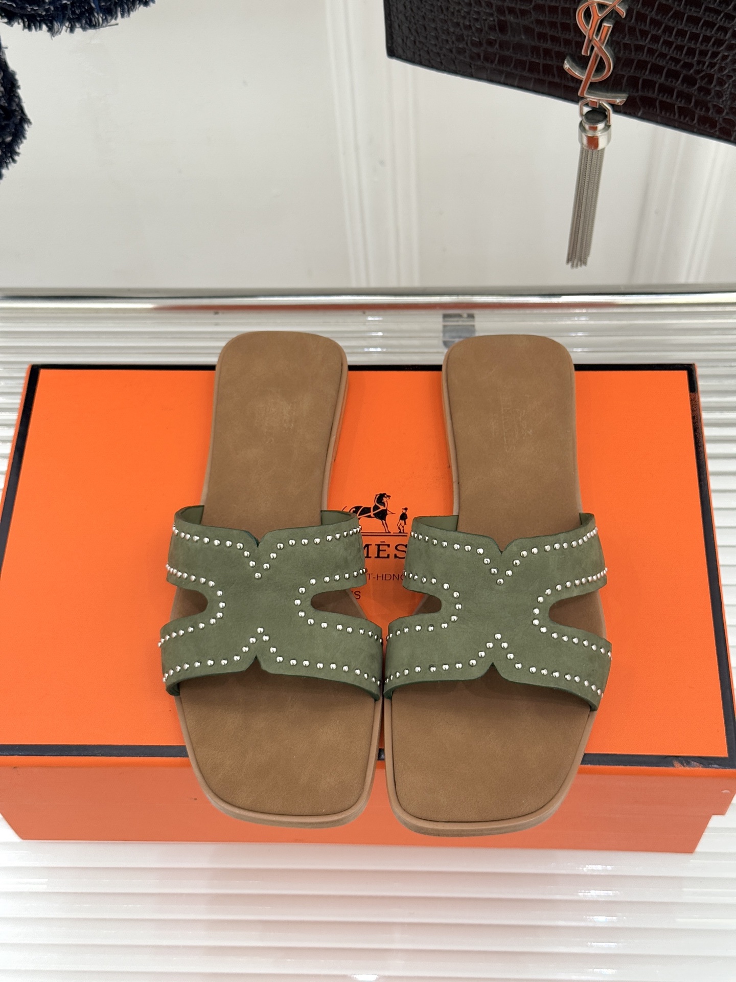 Hermès/爱马仕万年经典平底H拖鞋将简约美学与极致工艺完美融合。平底款式 回归舒适本真 贴合足底曲线