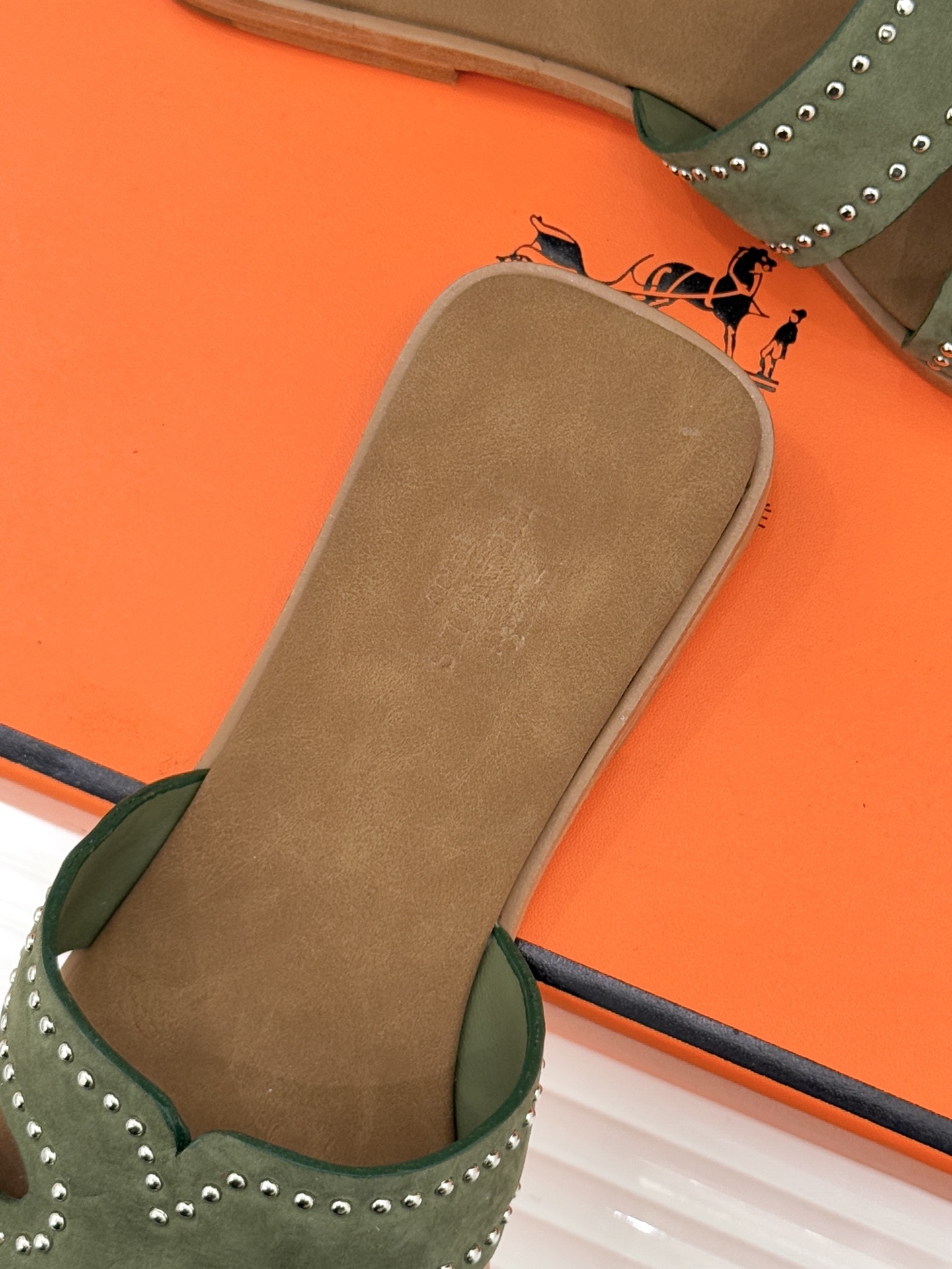 Hermès/爱马仕万年经典平底H拖鞋将简约美学与极致工艺完美融合。平底款式 回归舒适本真 贴合足底曲线