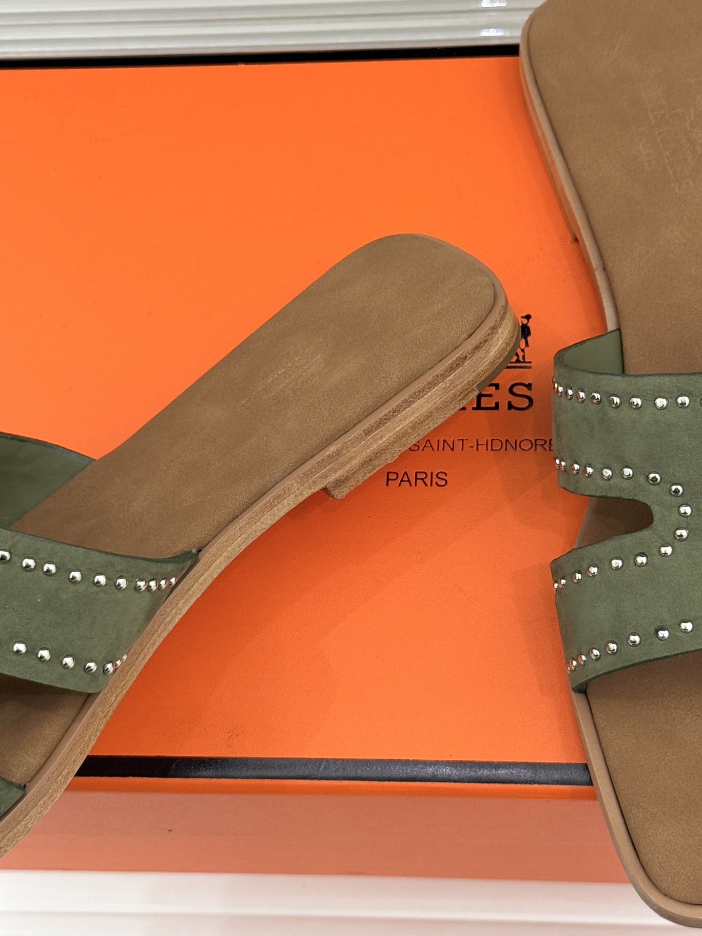 Hermès/爱马仕万年经典平底H拖鞋将简约美学与极致工艺完美融合。平底款式 回归舒适本真 贴合足底曲线