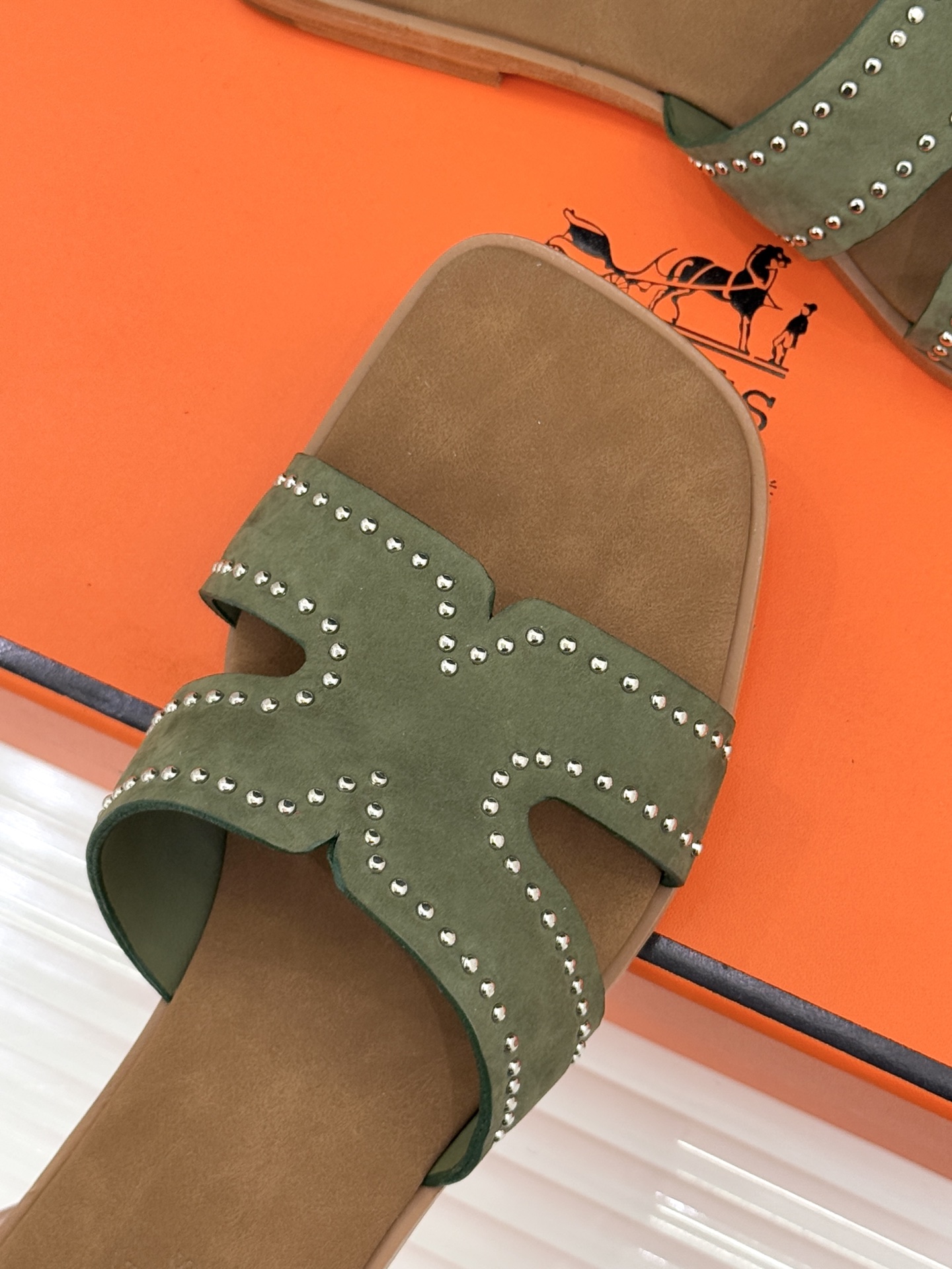 Hermès/爱马仕万年经典平底H拖鞋将简约美学与极致工艺完美融合。平底款式 回归舒适本真 贴合足底曲线