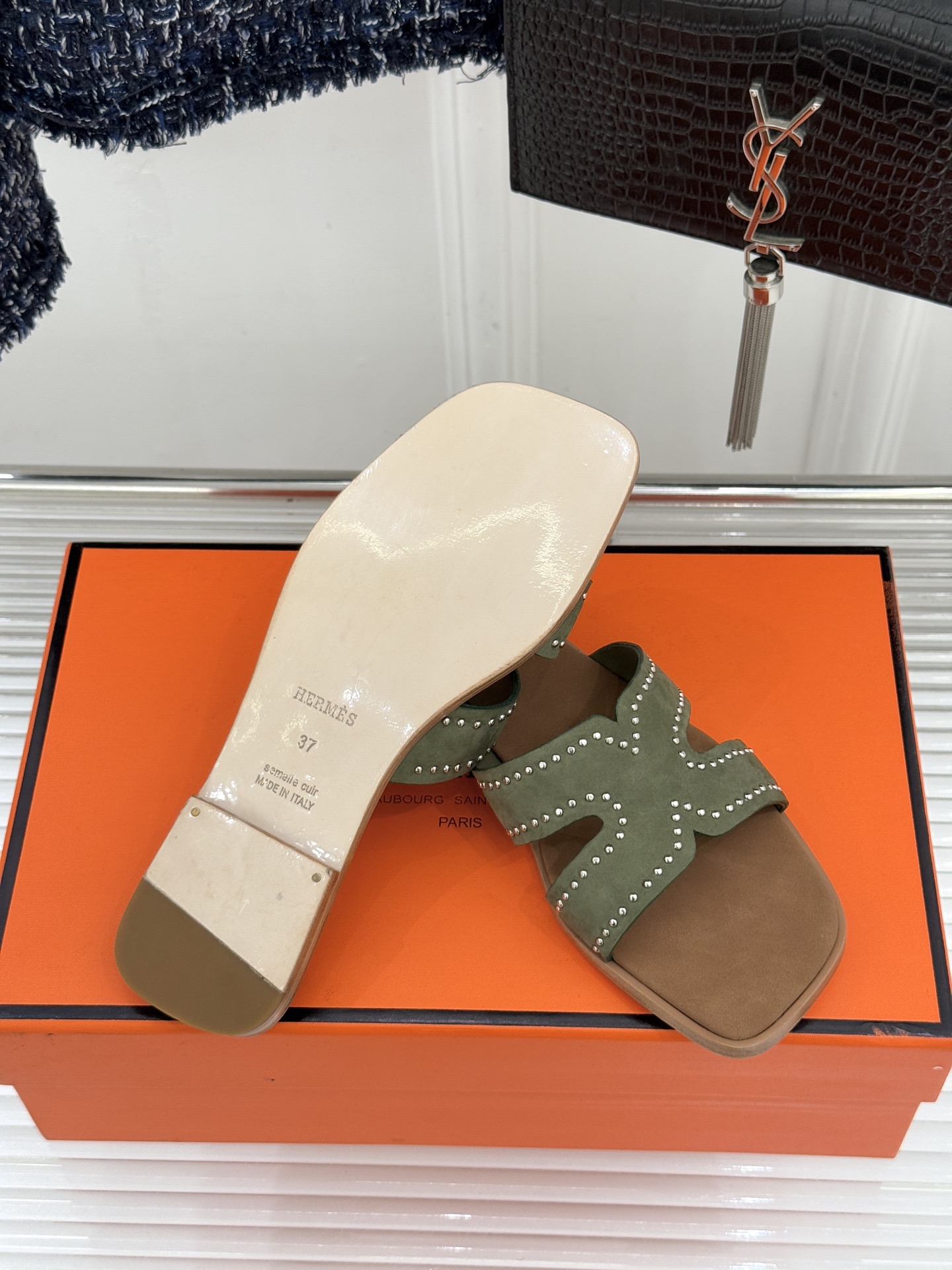 Hermès/爱马仕万年经典平底H拖鞋将简约美学与极致工艺完美融合。平底款式 回归舒适本真 贴合足底曲线