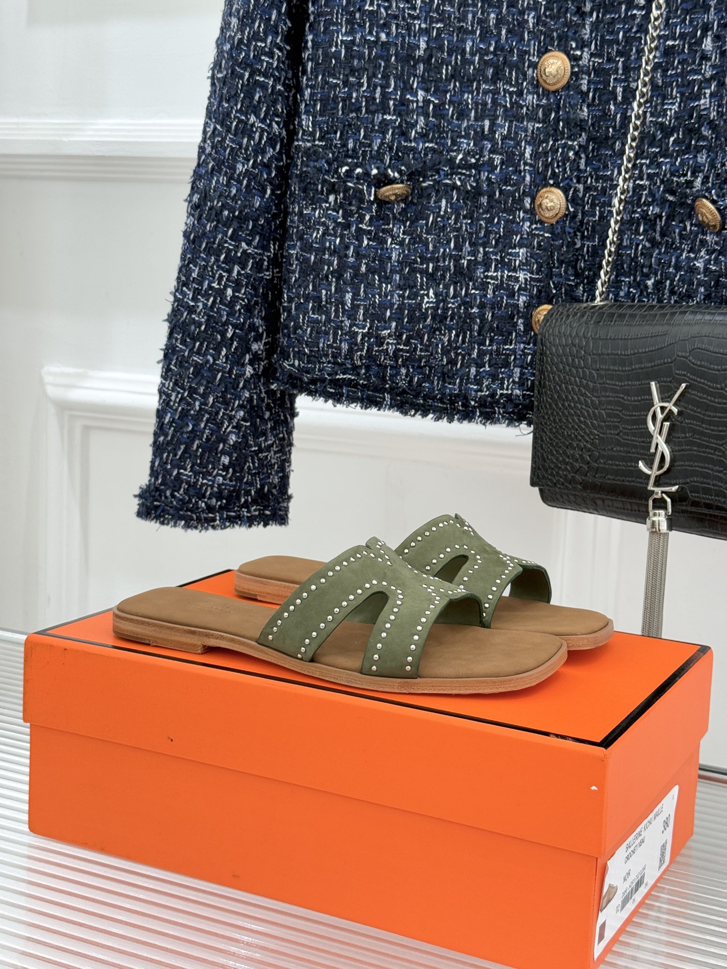 Hermès/爱马仕万年经典平底H拖鞋将简约美学与极致工艺完美融合。平底款式 回归舒适本真 贴合足底曲线