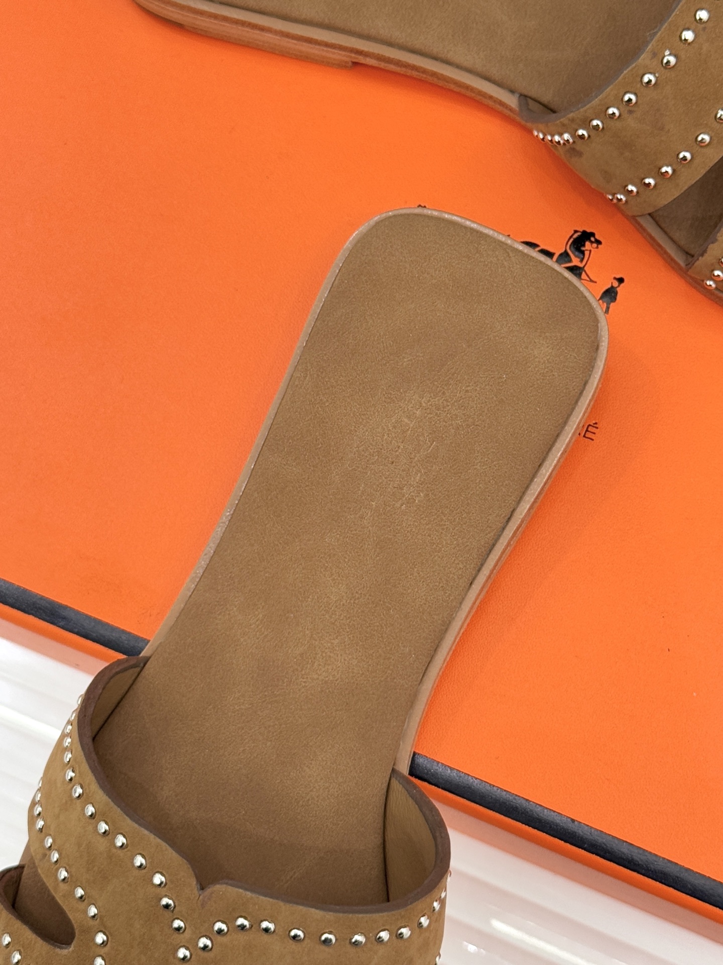 Hermès/爱马仕万年经典平底H拖鞋将简约美学与极致工艺完美融合。平底款式 回归舒适本真 贴合足底曲线