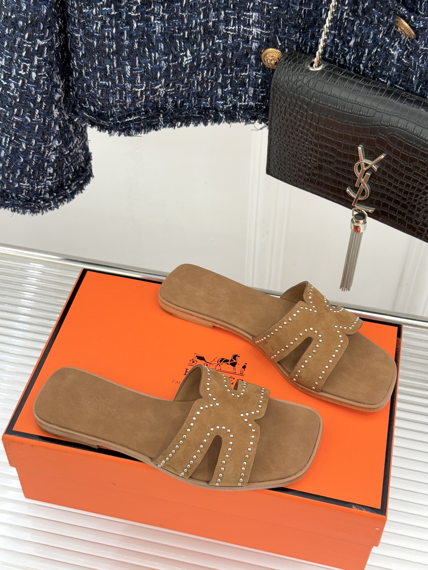 Hermès/爱马仕万年经典平底H拖鞋将简约美学与极致工艺完美融合。平底款式 回归舒适本真 贴合足底曲线