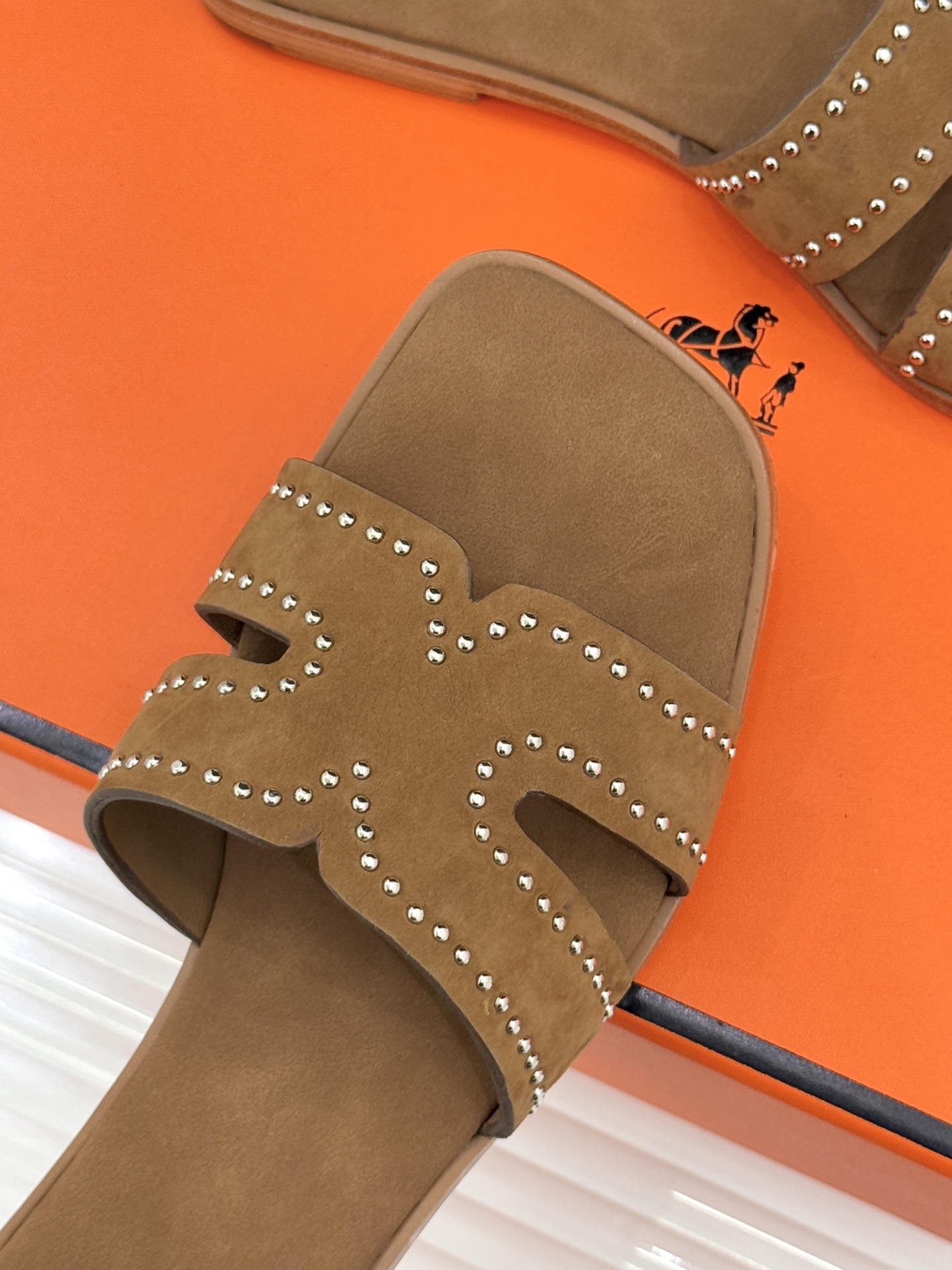 Hermès/爱马仕万年经典平底H拖鞋将简约美学与极致工艺完美融合。平底款式 回归舒适本真 贴合足底曲线