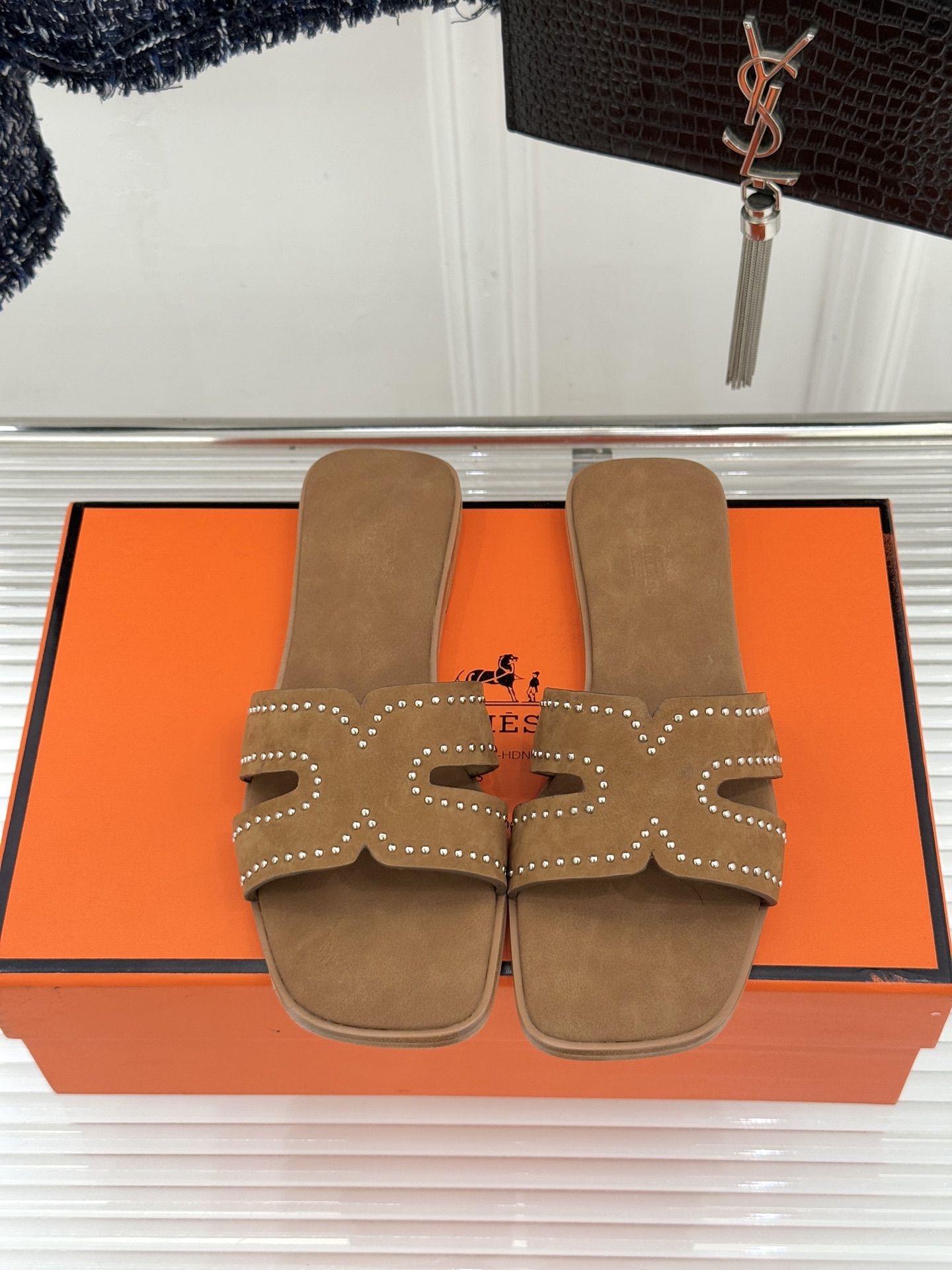 Hermès/爱马仕万年经典平底H拖鞋将简约美学与极致工艺完美融合。平底款式 回归舒适本真 贴合足底曲线