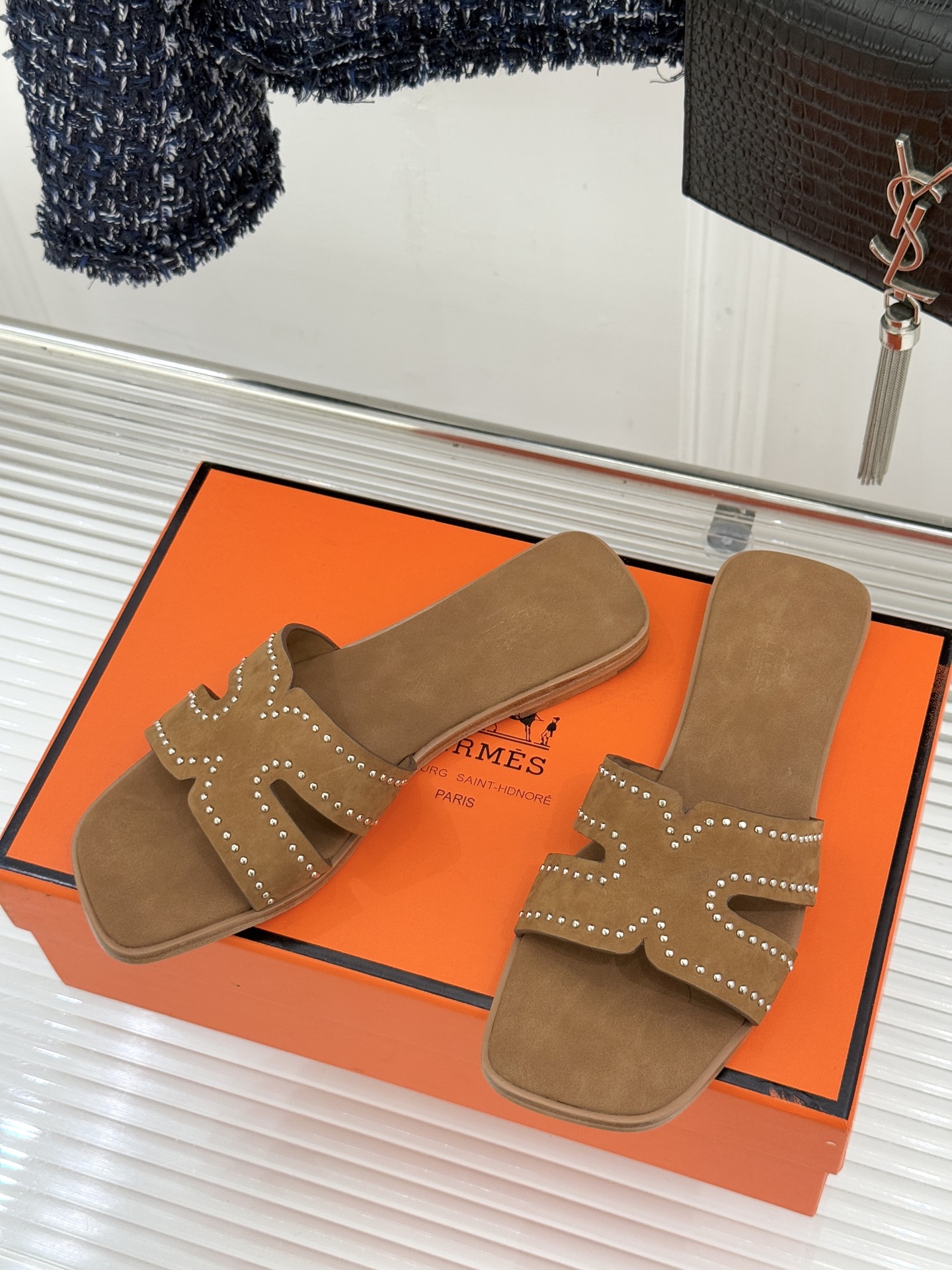 Hermès/爱马仕万年经典平底H拖鞋将简约美学与极致工艺完美融合。平底款式 回归舒适本真 贴合足底曲线