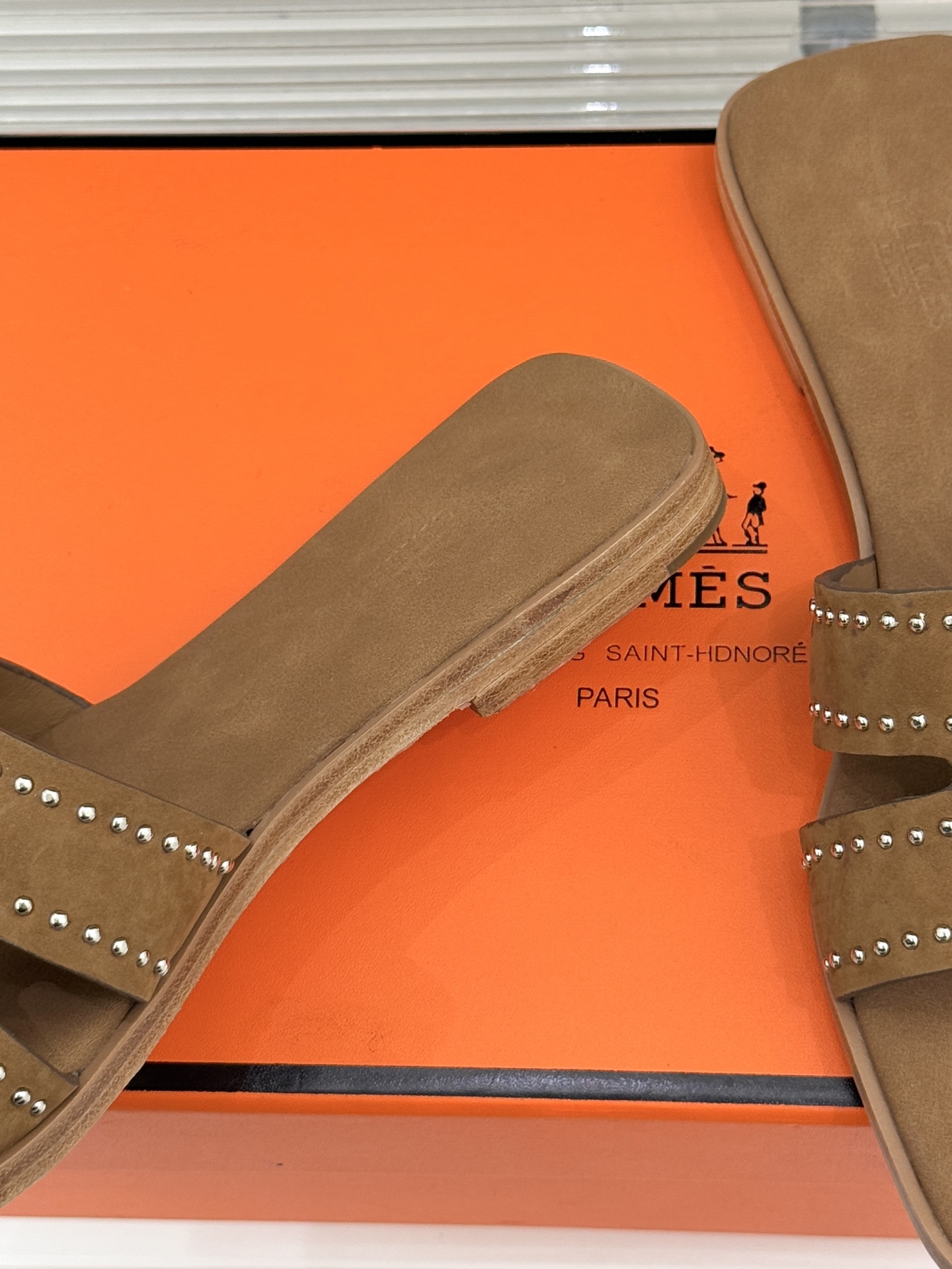 Hermès/爱马仕万年经典平底H拖鞋将简约美学与极致工艺完美融合。平底款式 回归舒适本真 贴合足底曲线