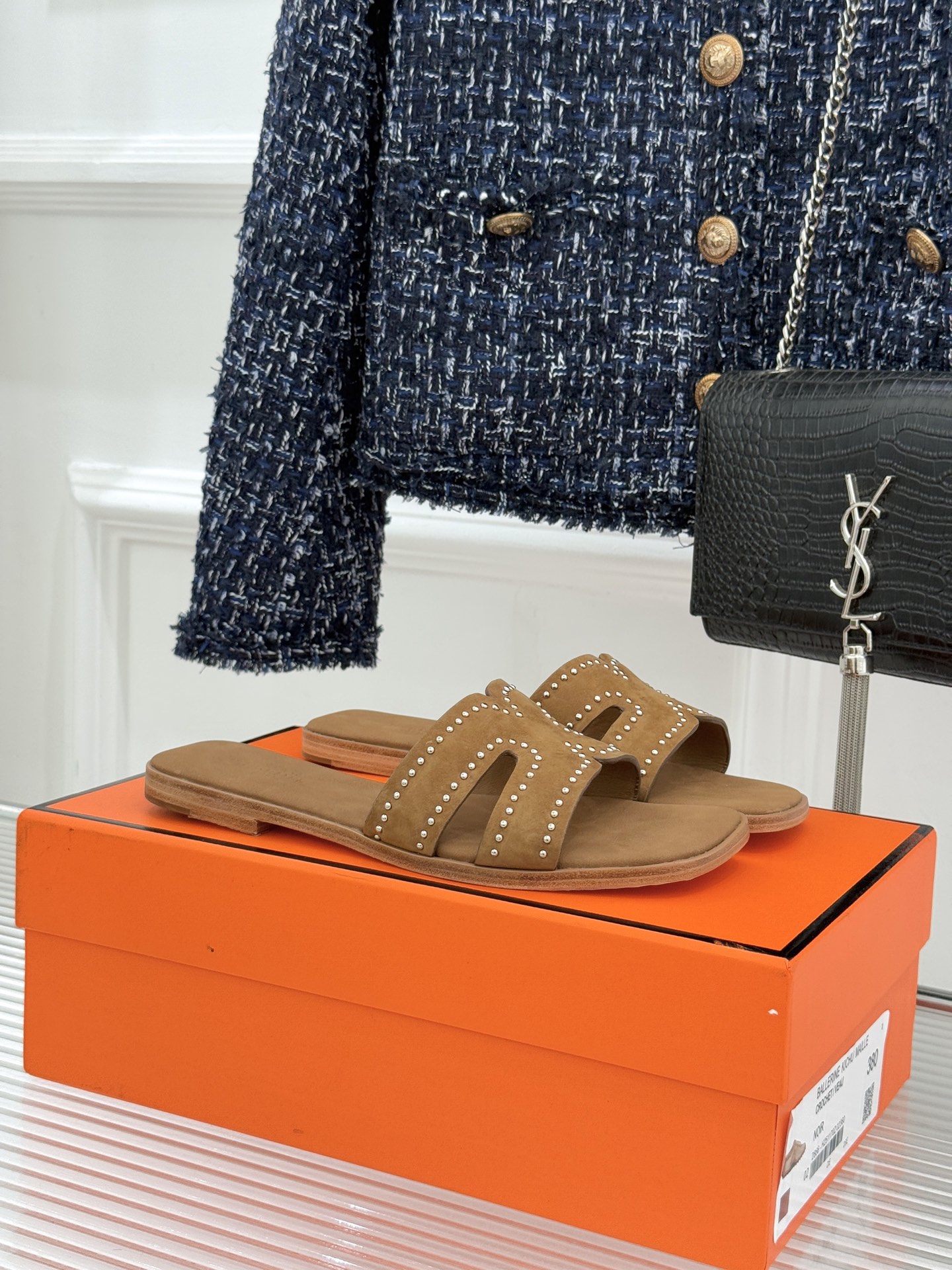 Hermès/爱马仕万年经典平底H拖鞋将简约美学与极致工艺完美融合。平底款式 回归舒适本真 贴合足底曲线