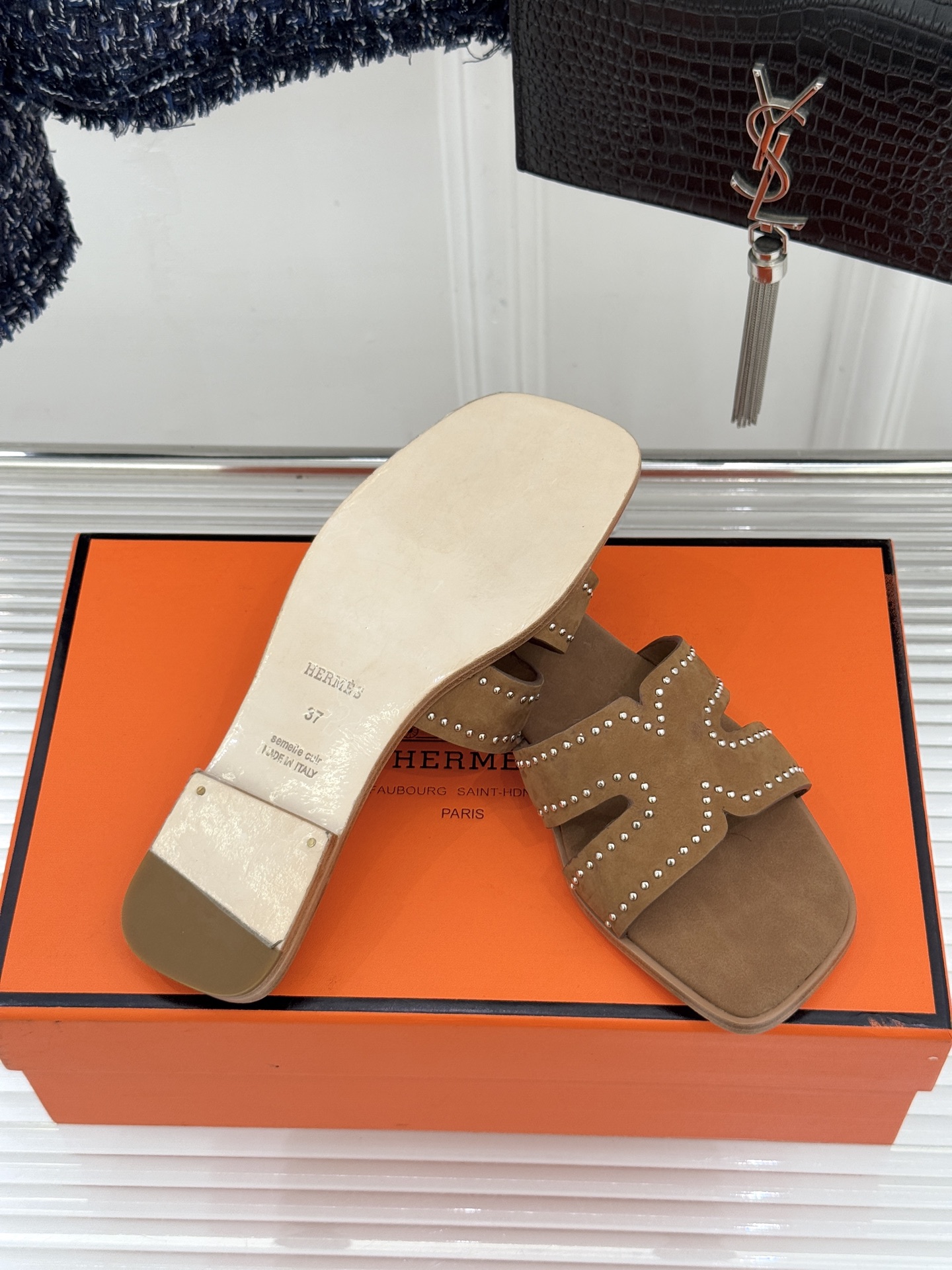 Hermès/爱马仕万年经典平底H拖鞋将简约美学与极致工艺完美融合。平底款式 回归舒适本真 贴合足底曲线