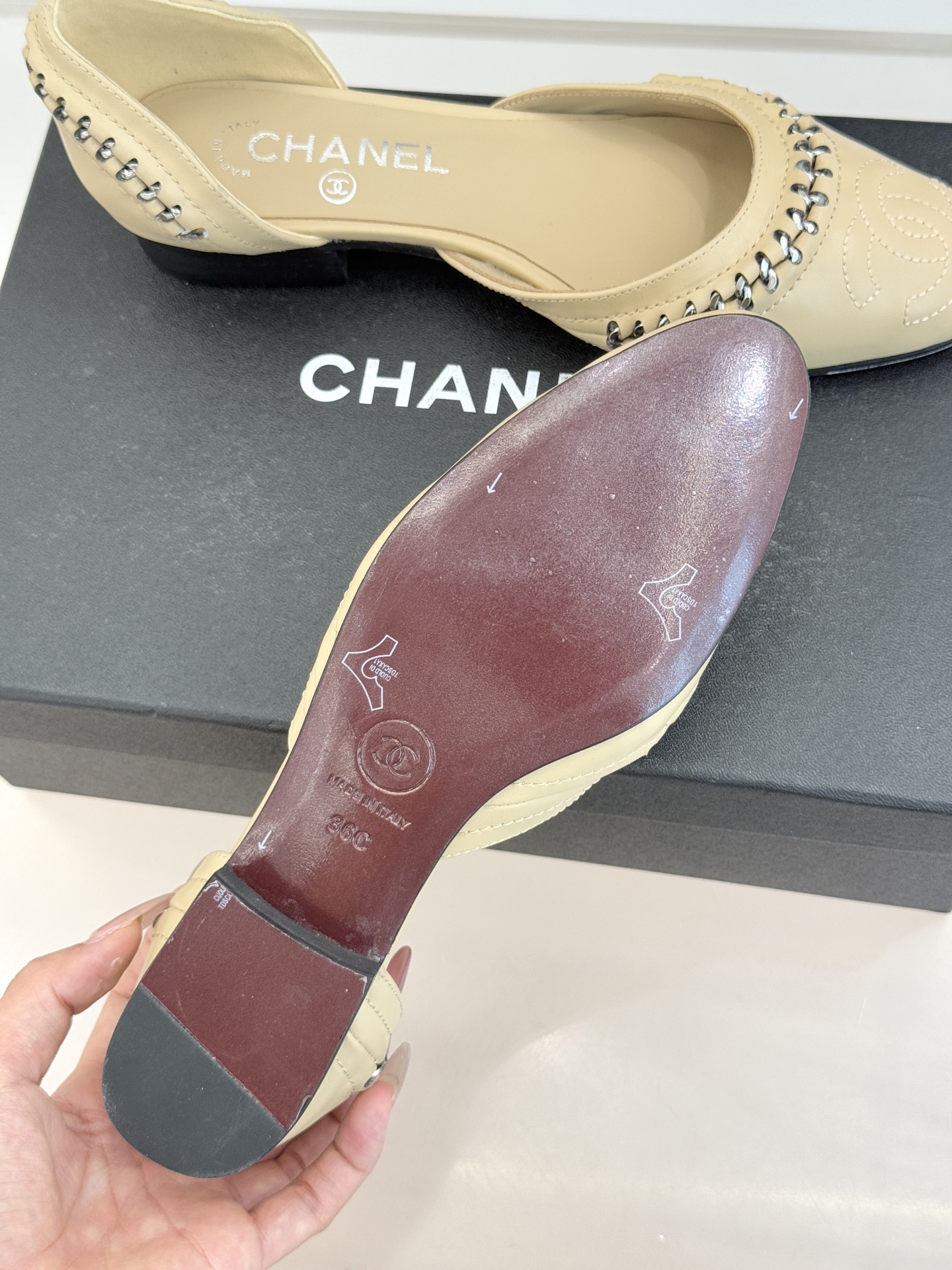 CHANE* ｜小香双C拼接平底高跟中空凉鞋将法式优雅与利落线条完美融合。经典拼色设计简约高级鞋头点缀双