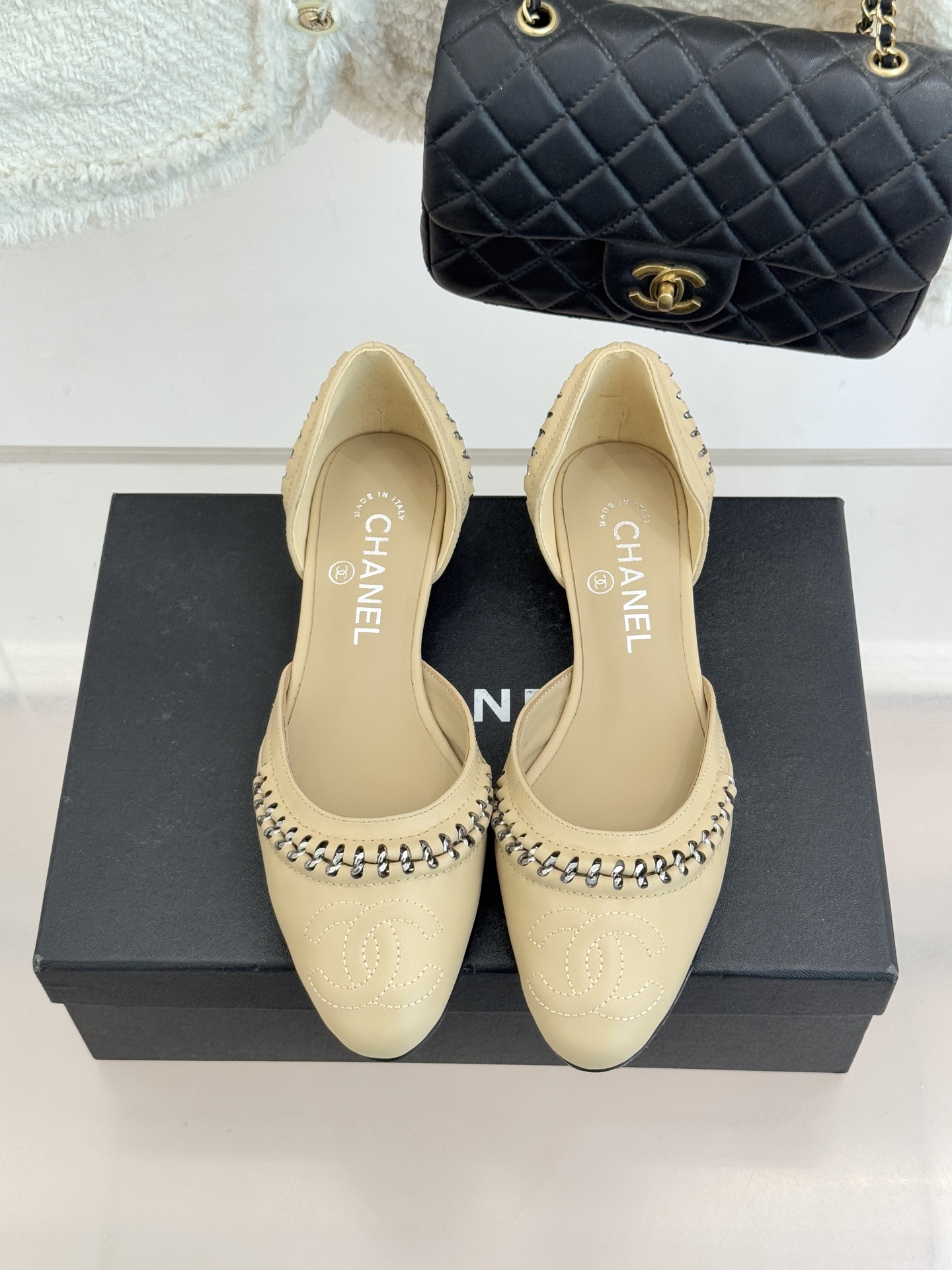 CHANE* ｜小香双C拼接平底高跟中空凉鞋将法式优雅与利落线条完美融合。经典拼色设计简约高级鞋头点缀双