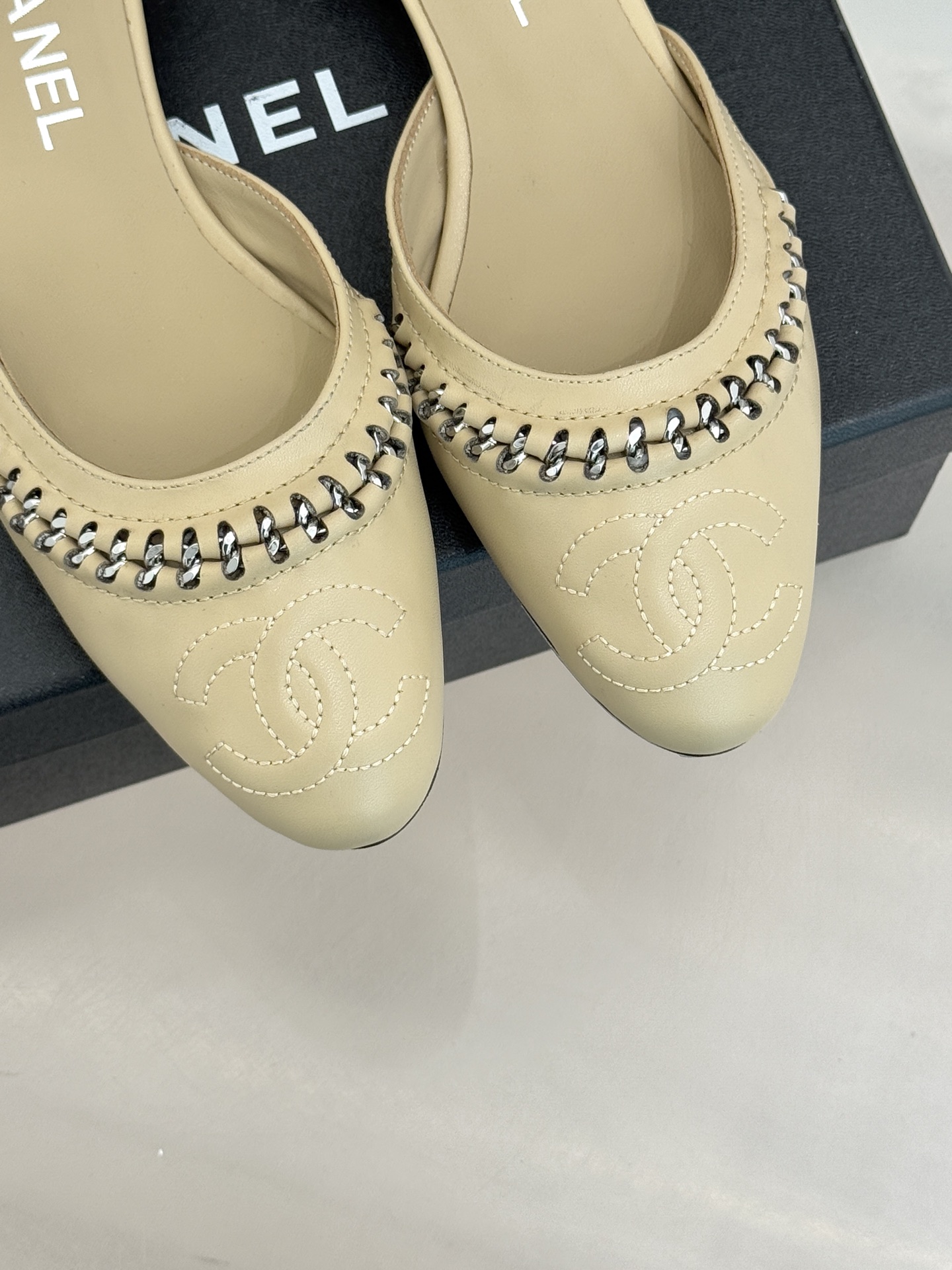 CHANE* ｜小香双C拼接平底高跟中空凉鞋将法式优雅与利落线条完美融合。经典拼色设计简约高级鞋头点缀双