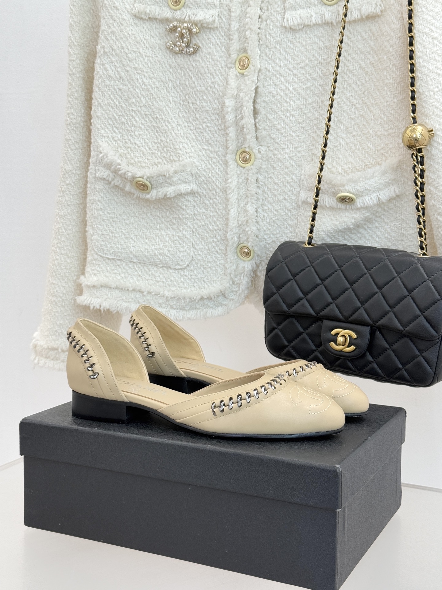 CHANE* ｜小香双C拼接平底高跟中空凉鞋将法式优雅与利落线条完美融合。经典拼色设计简约高级鞋头点缀双