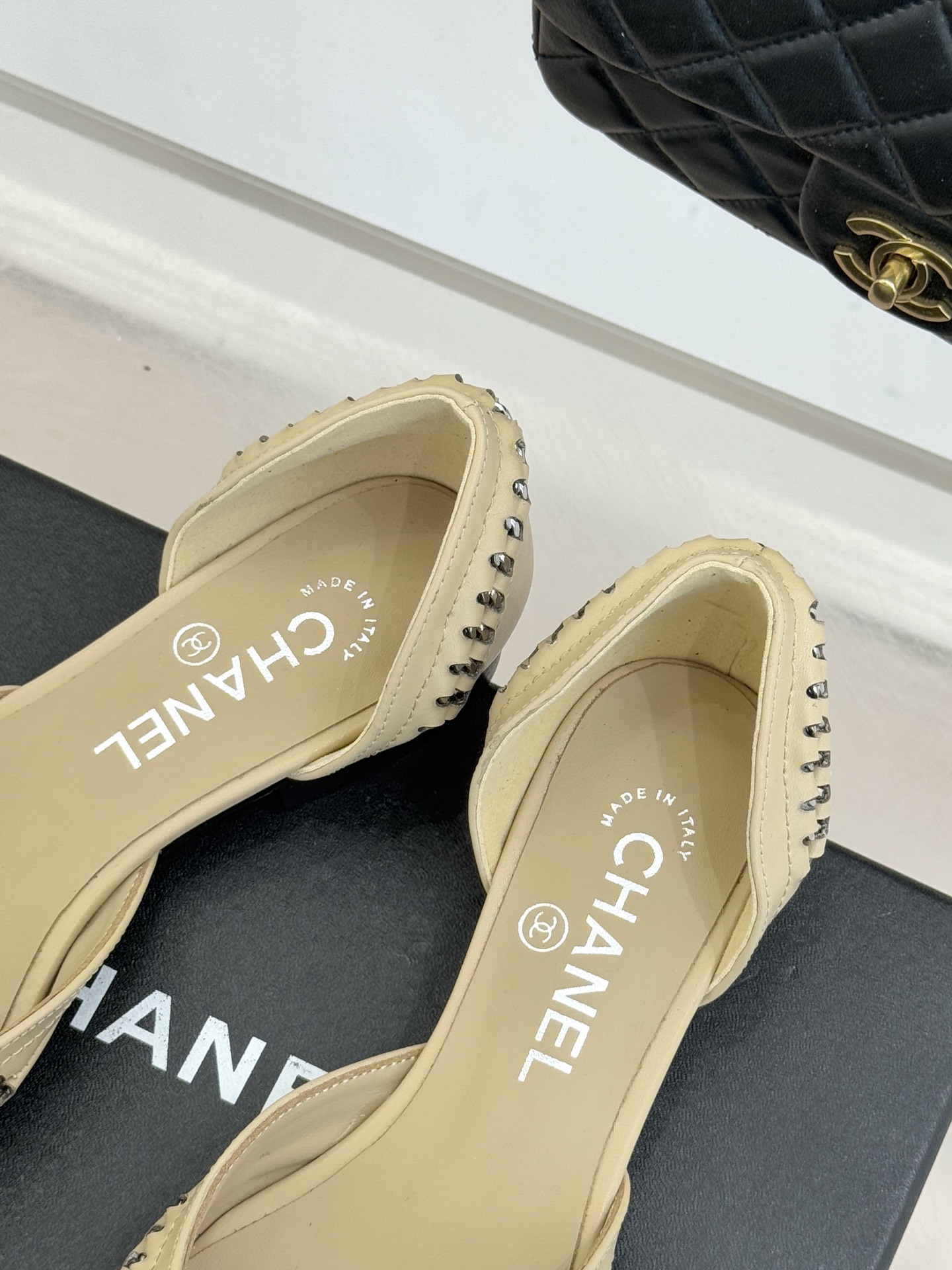 CHANE* ｜小香双C拼接平底高跟中空凉鞋将法式优雅与利落线条完美融合。经典拼色设计简约高级鞋头点缀双