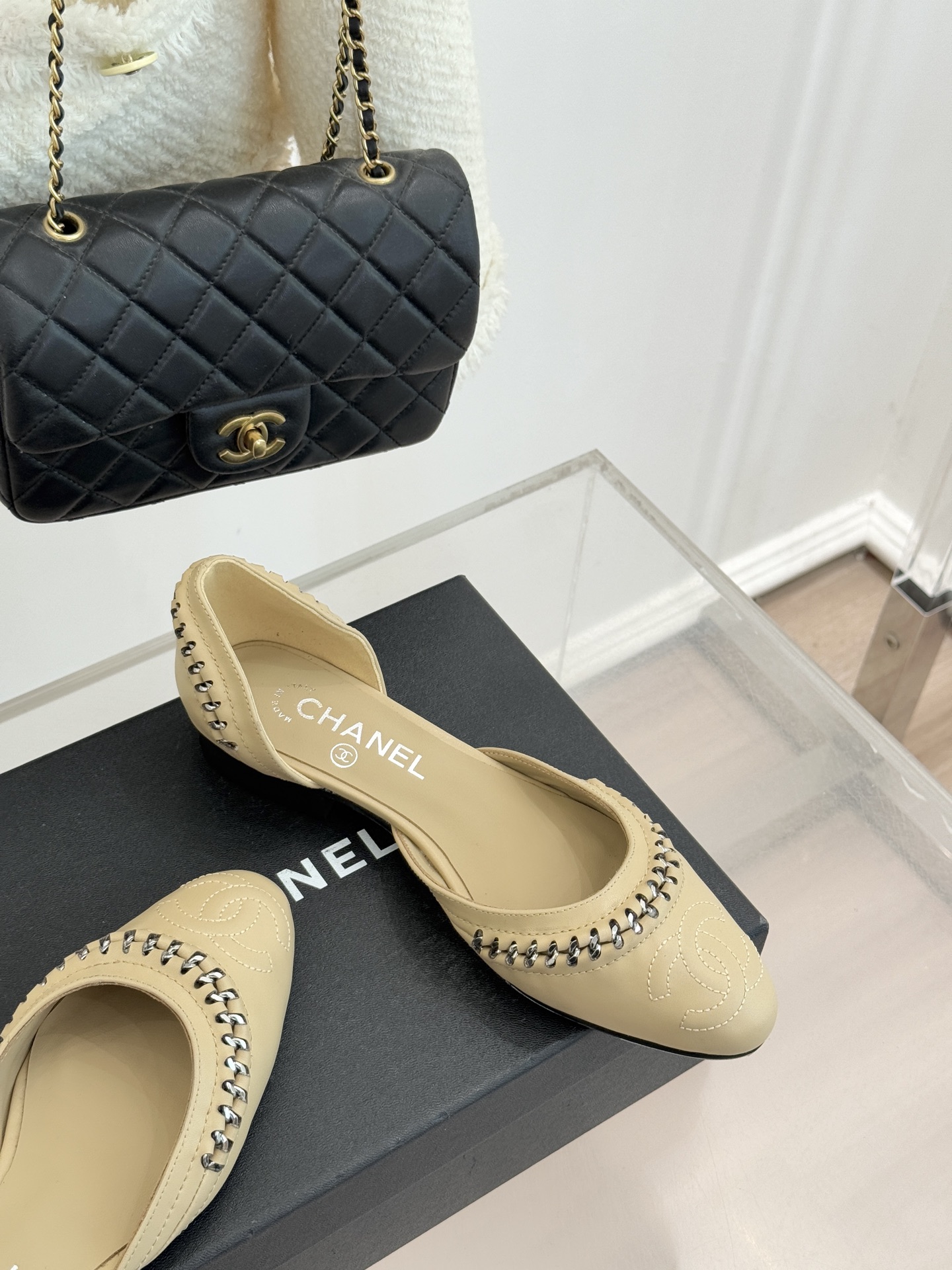 CHANE* ｜小香双C拼接平底高跟中空凉鞋将法式优雅与利落线条完美融合。经典拼色设计简约高级鞋头点缀双