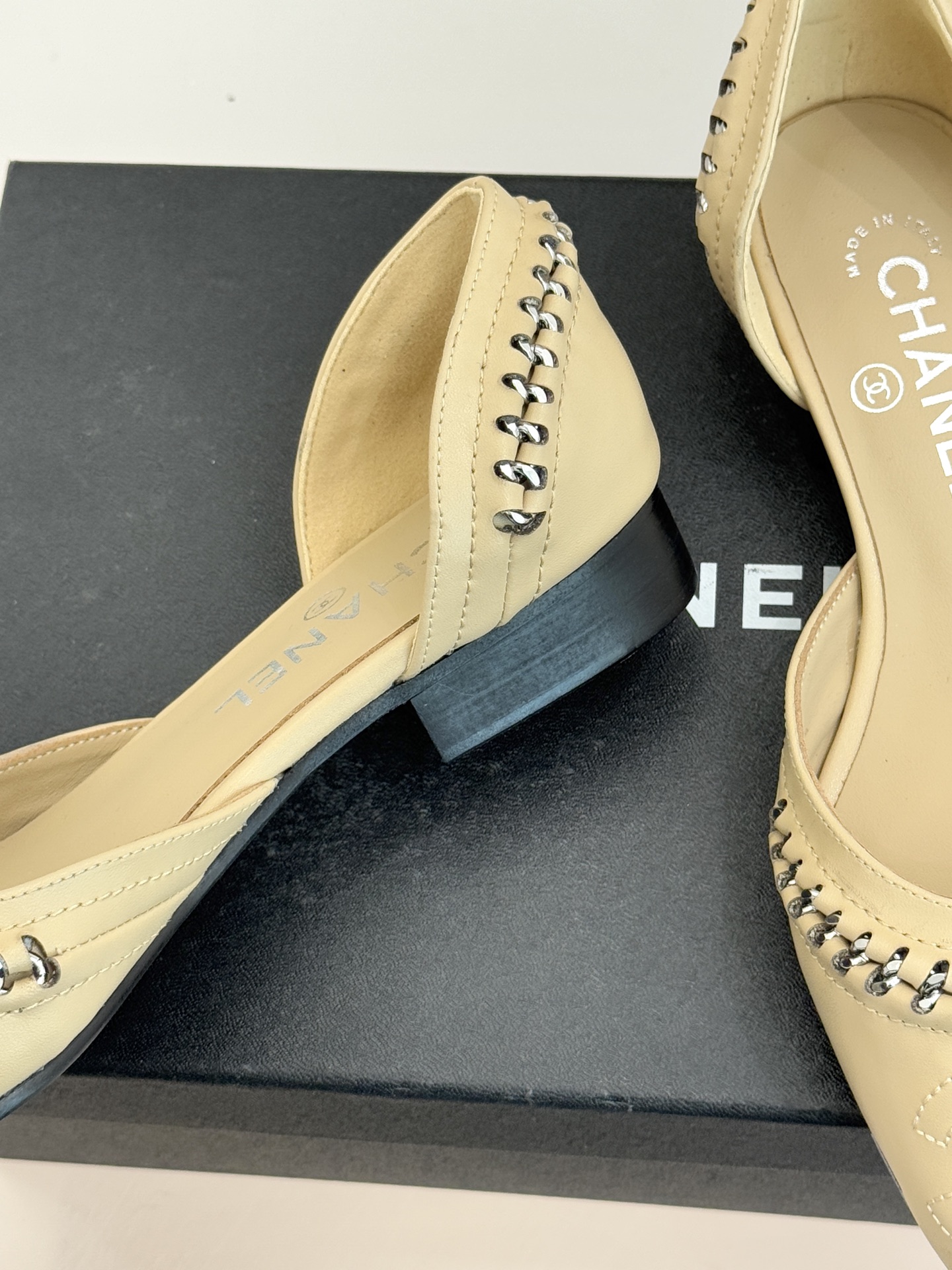 CHANE* ｜小香双C拼接平底高跟中空凉鞋将法式优雅与利落线条完美融合。经典拼色设计简约高级鞋头点缀双