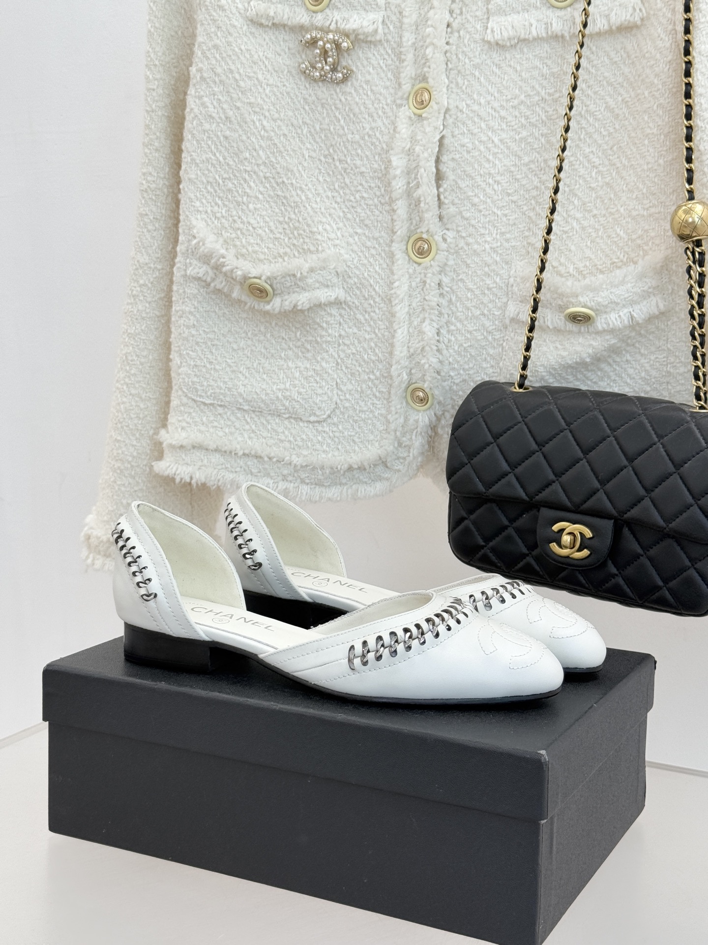 CHANE* ｜小香双C拼接平底高跟中空凉鞋将法式优雅与利落线条完美融合。经典拼色设计简约高级鞋头点缀双