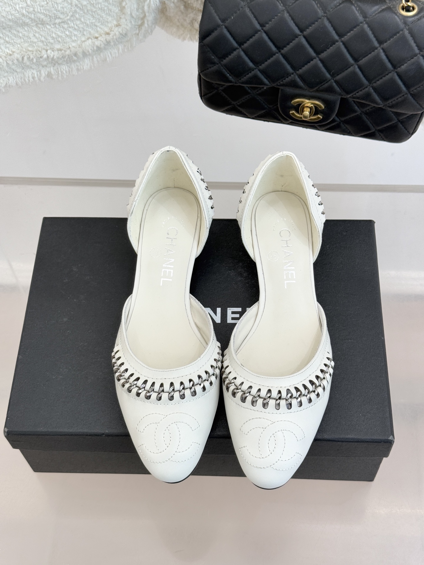 CHANE* ｜小香双C拼接平底高跟中空凉鞋将法式优雅与利落线条完美融合。经典拼色设计简约高级鞋头点缀双