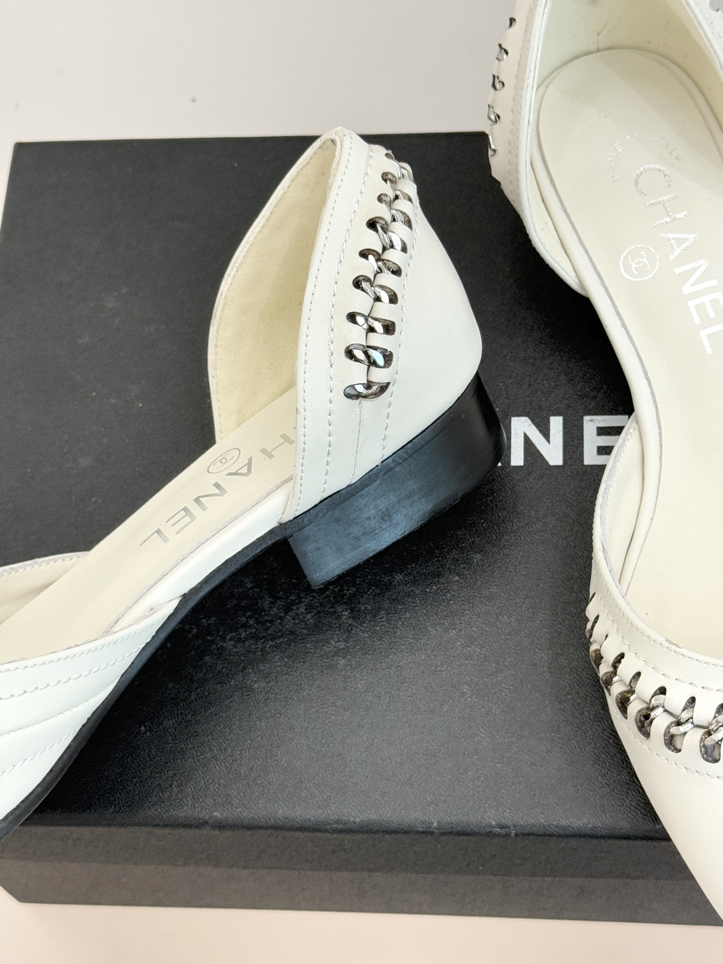 CHANE* ｜小香双C拼接平底高跟中空凉鞋将法式优雅与利落线条完美融合。经典拼色设计简约高级鞋头点缀双