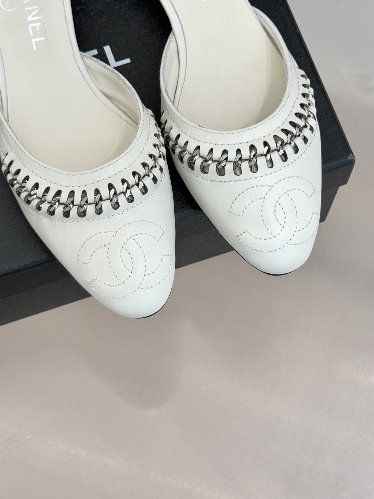 CHANE* ｜小香双C拼接平底高跟中空凉鞋将法式优雅与利落线条完美融合。经典拼色设计简约高级鞋头点缀双