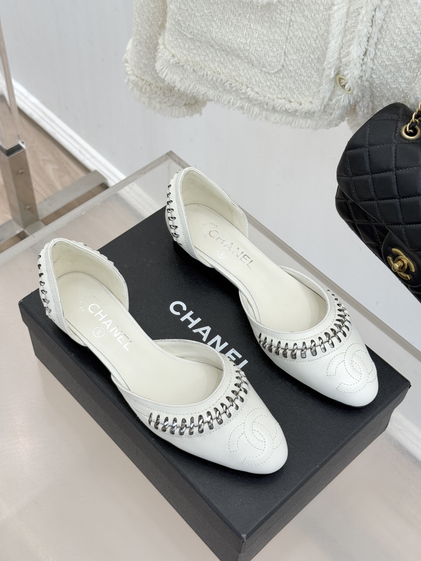 CHANE* ｜小香双C拼接平底高跟中空凉鞋将法式优雅与利落线条完美融合。经典拼色设计简约高级鞋头点缀双