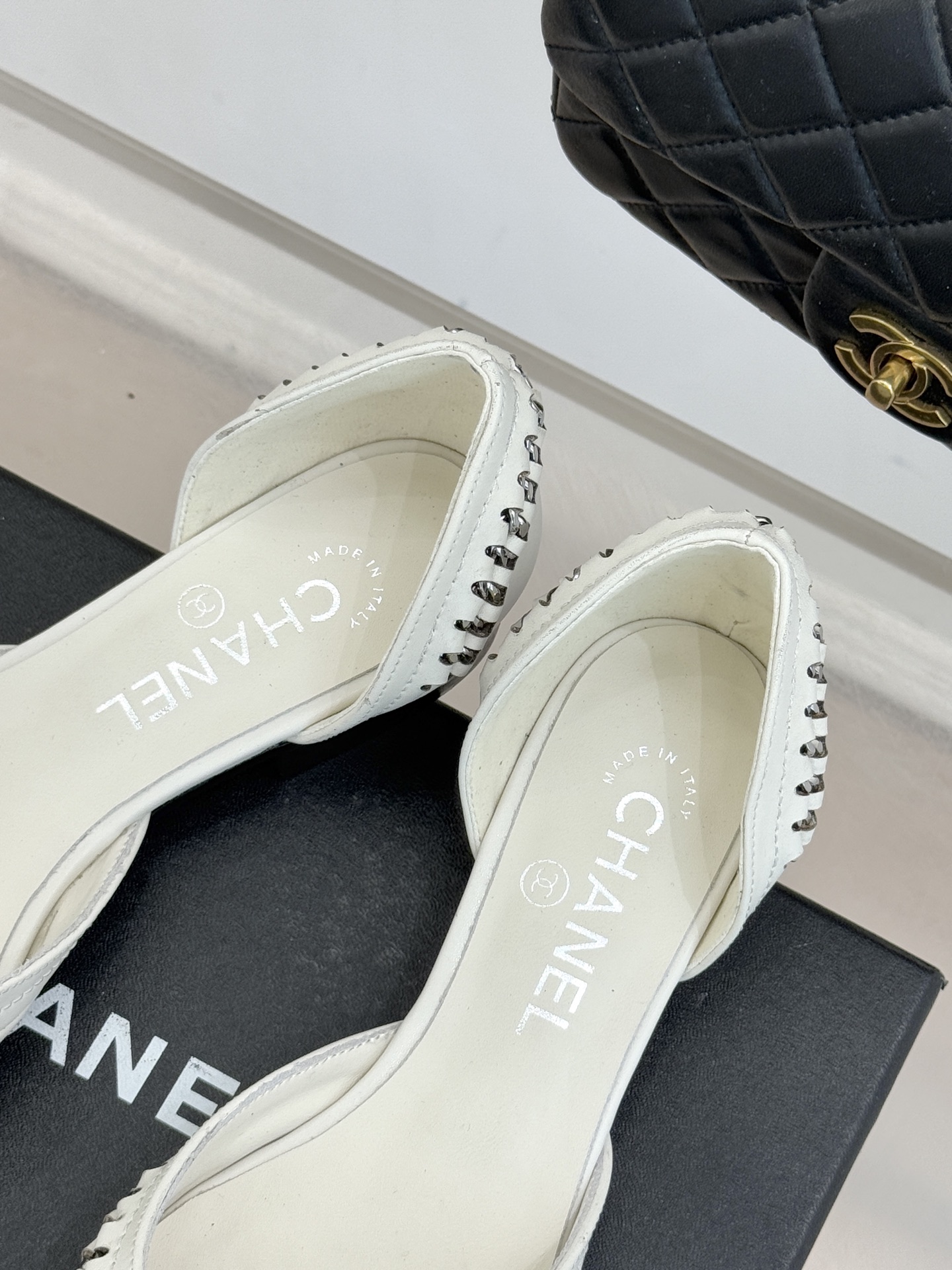 CHANE* ｜小香双C拼接平底高跟中空凉鞋将法式优雅与利落线条完美融合。经典拼色设计简约高级鞋头点缀双