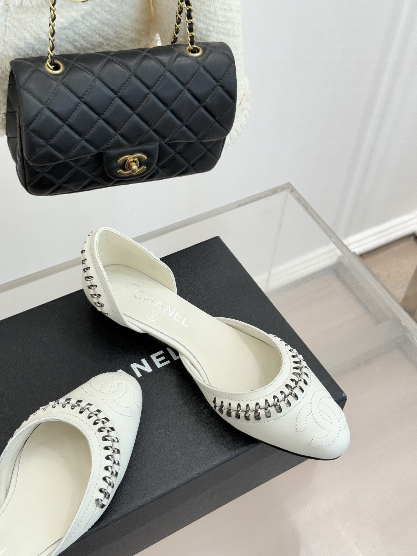 CHANE* ｜小香双C拼接平底高跟中空凉鞋将法式优雅与利落线条完美融合。经典拼色设计简约高级鞋头点缀双