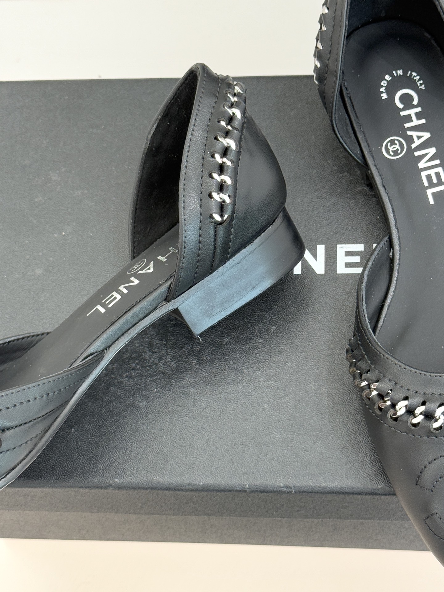 CHANE* ｜小香双C拼接平底高跟中空凉鞋将法式优雅与利落线条完美融合。经典拼色设计简约高级鞋头点缀双