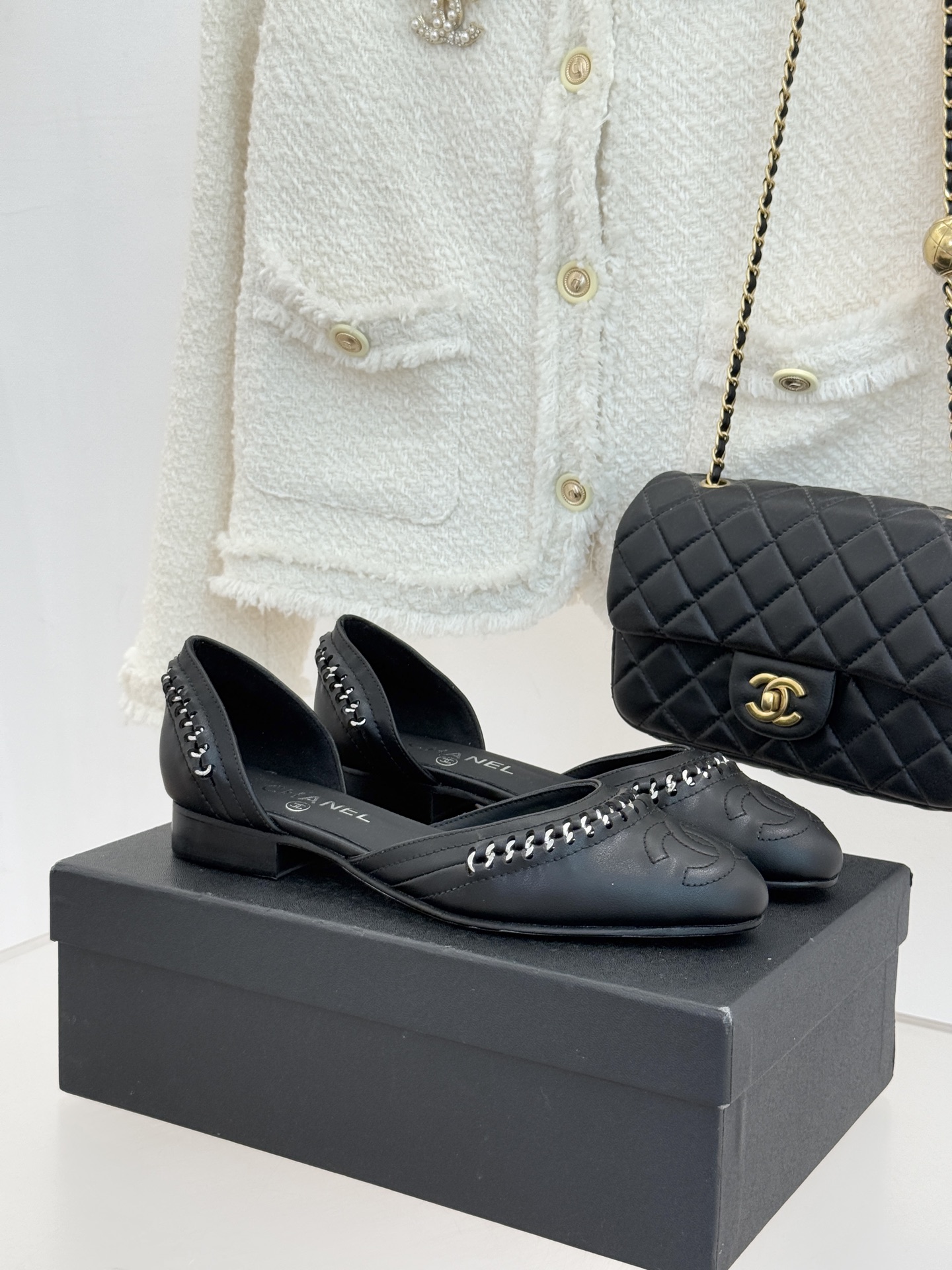 CHANE* ｜小香双C拼接平底高跟中空凉鞋将法式优雅与利落线条完美融合。经典拼色设计简约高级鞋头点缀双