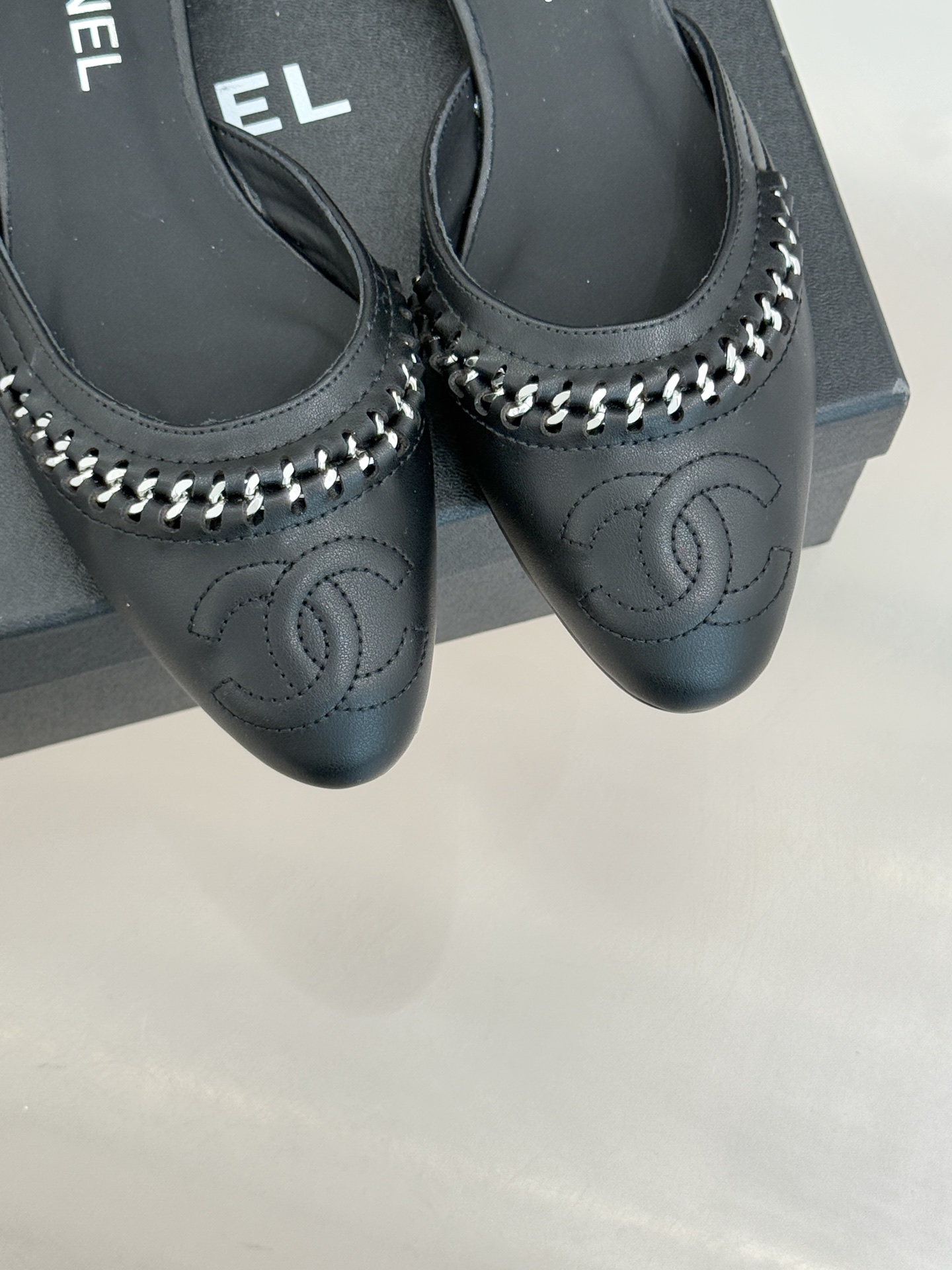 CHANE* ｜小香双C拼接平底高跟中空凉鞋将法式优雅与利落线条完美融合。经典拼色设计简约高级鞋头点缀双