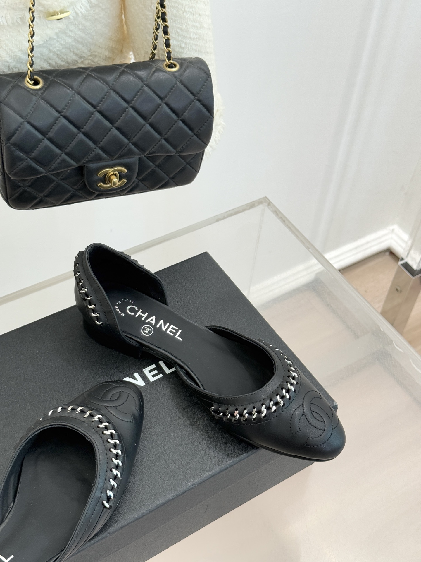 CHANE* ｜小香双C拼接平底高跟中空凉鞋将法式优雅与利落线条完美融合。经典拼色设计简约高级鞋头点缀双