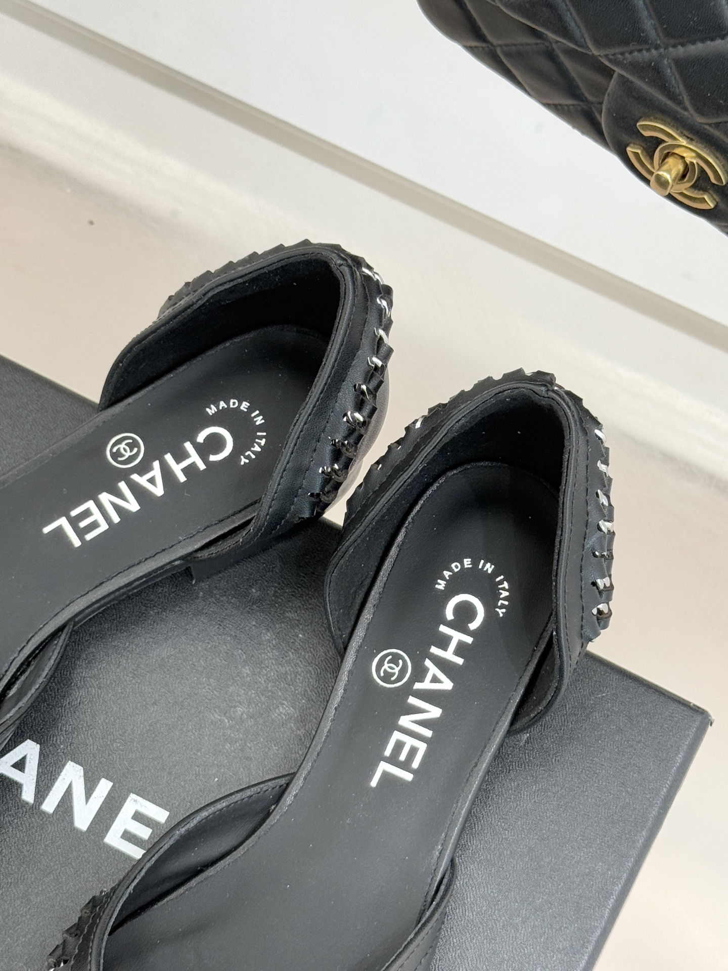 CHANE* ｜小香双C拼接平底高跟中空凉鞋将法式优雅与利落线条完美融合。经典拼色设计简约高级鞋头点缀双